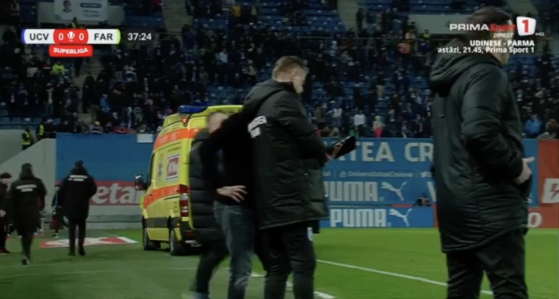 Momentul când partida a fost întreruptă și ambulanța a intrat pe teren (foto: captură Prima Sport)