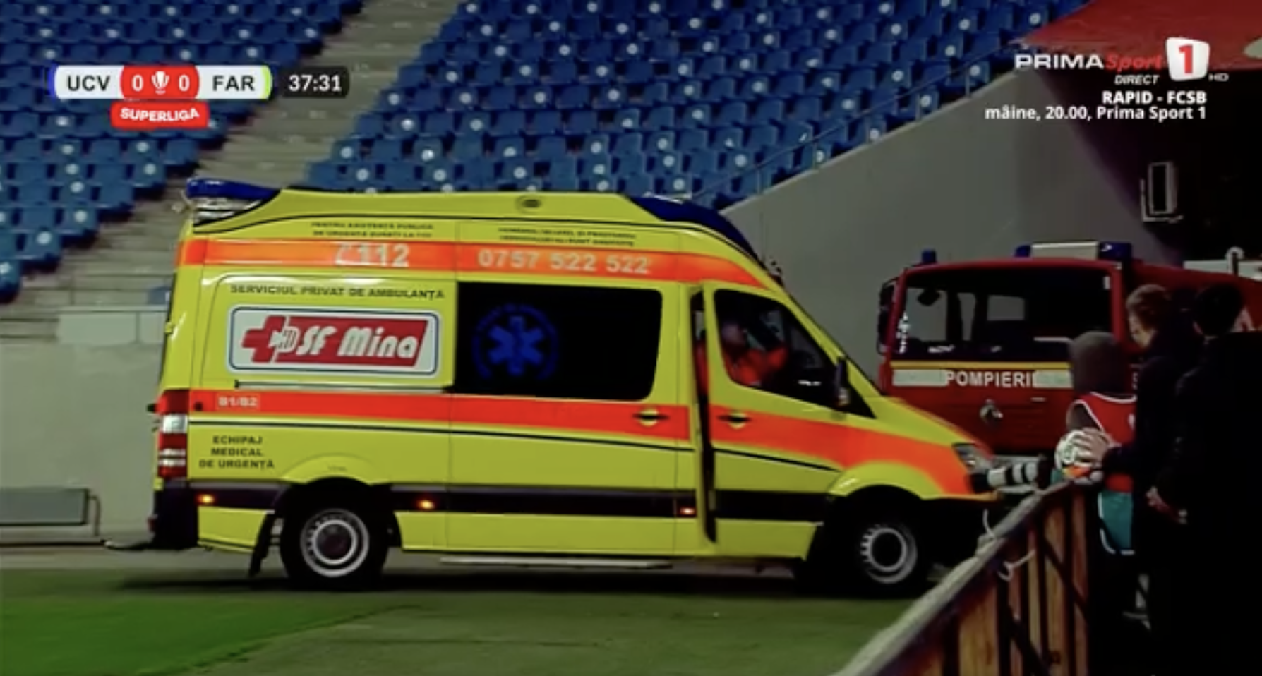 Momentul când partida a fost întreruptă și ambulanța a intrat pe teren (foto: captură Prima Sport)