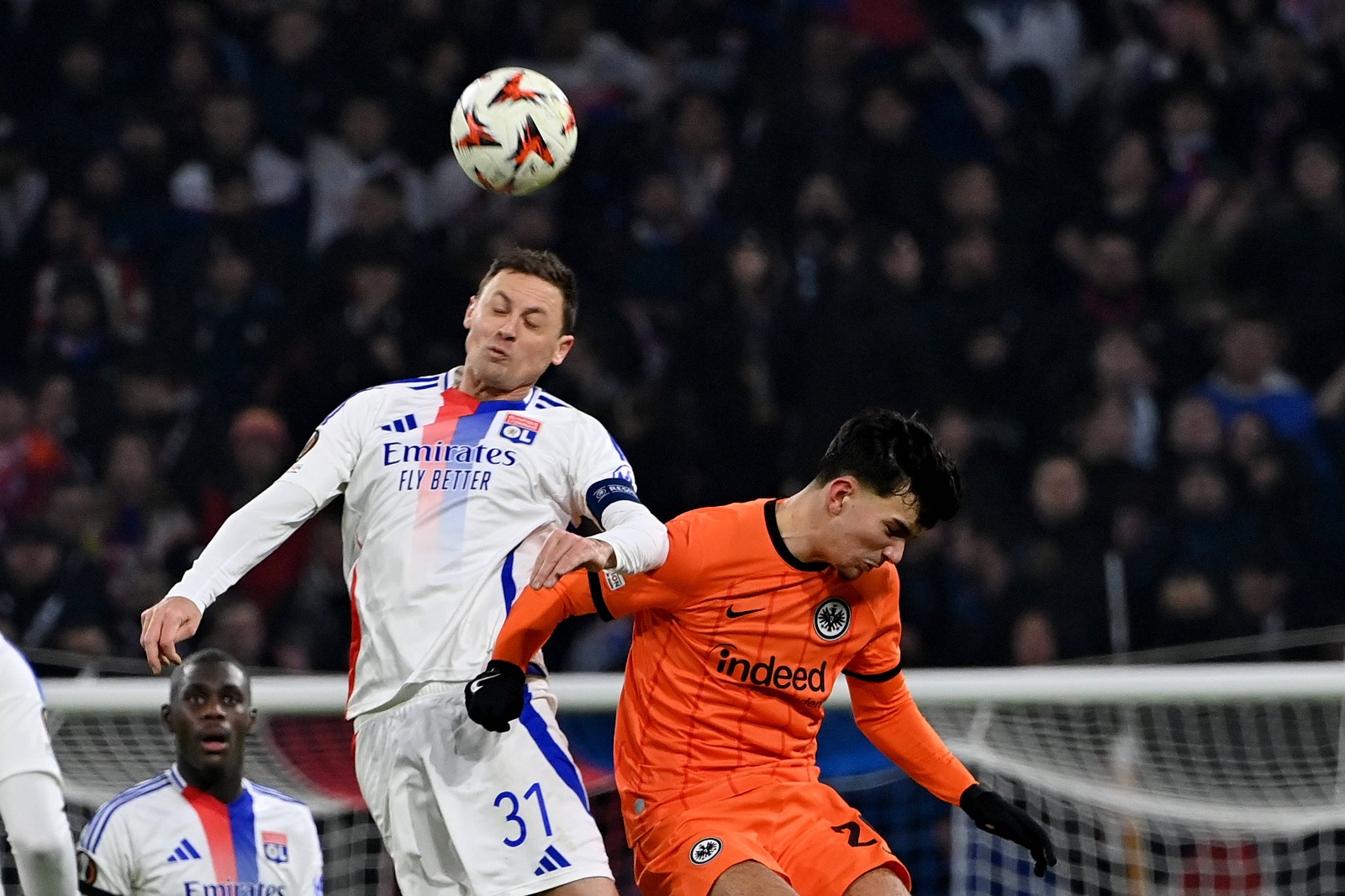 Matic e unul dintre vicecăpitanii lui Lyon. Aici, la 3-2 cu Frankfurt, în Europa League Foto: Imago