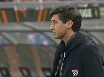 Momentul când Paulo Fonseca a fost îmbrățișat de jucătorii lui Lyon și a izbucnit în lacrimi (foto: captură X Olympique Lyon)
