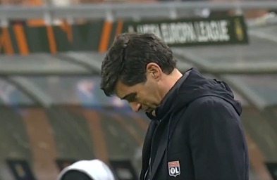 Momentul când Paulo Fonseca a fost îmbrățișat de jucătorii lui Lyon și a izbucnit în lacrimi (foto: captură X Olympique Lyon)