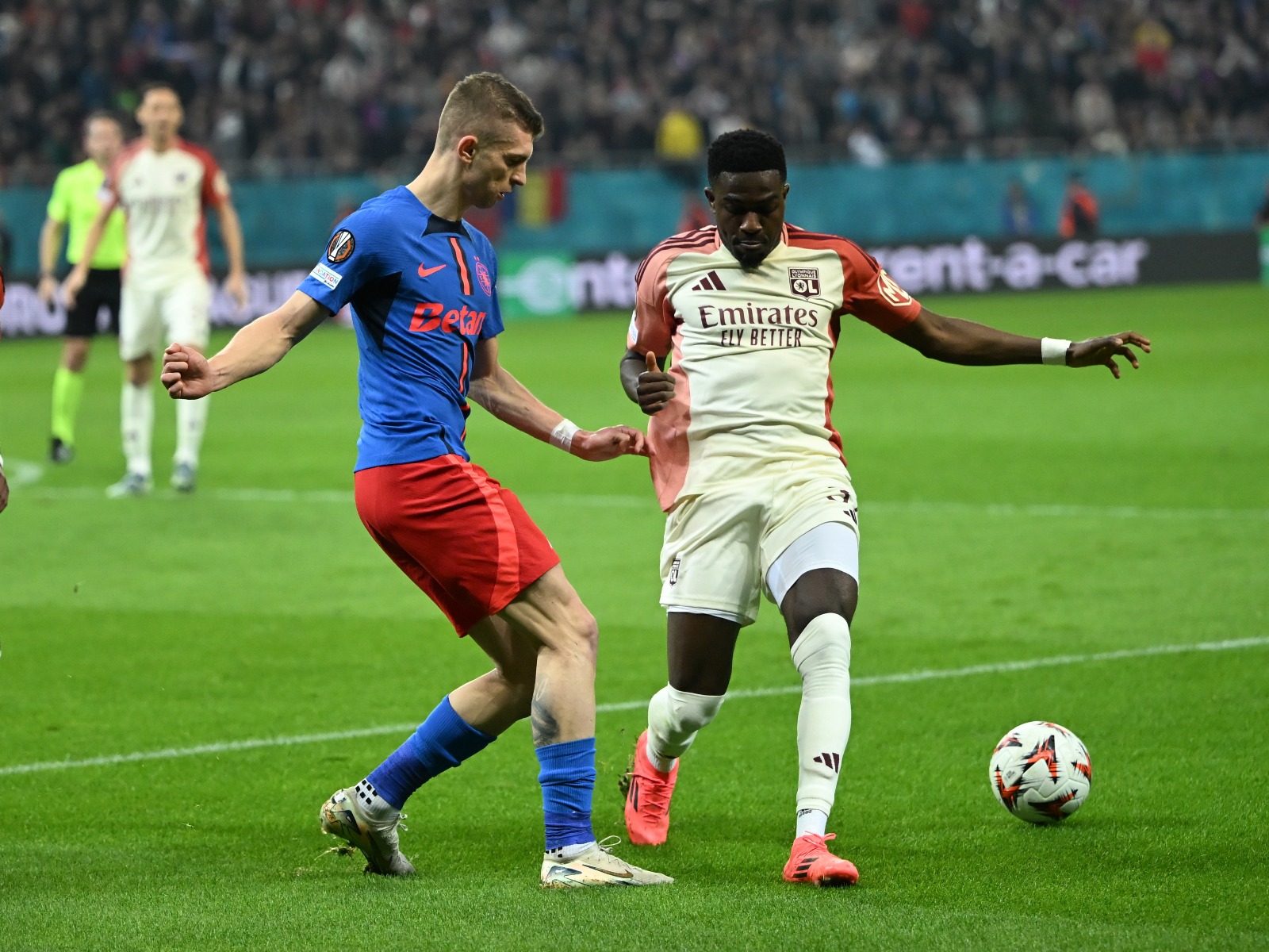 Nuamah, în duel cu Tănase, la FCSB - Lyon 1-3 Foto: Sport Pictures