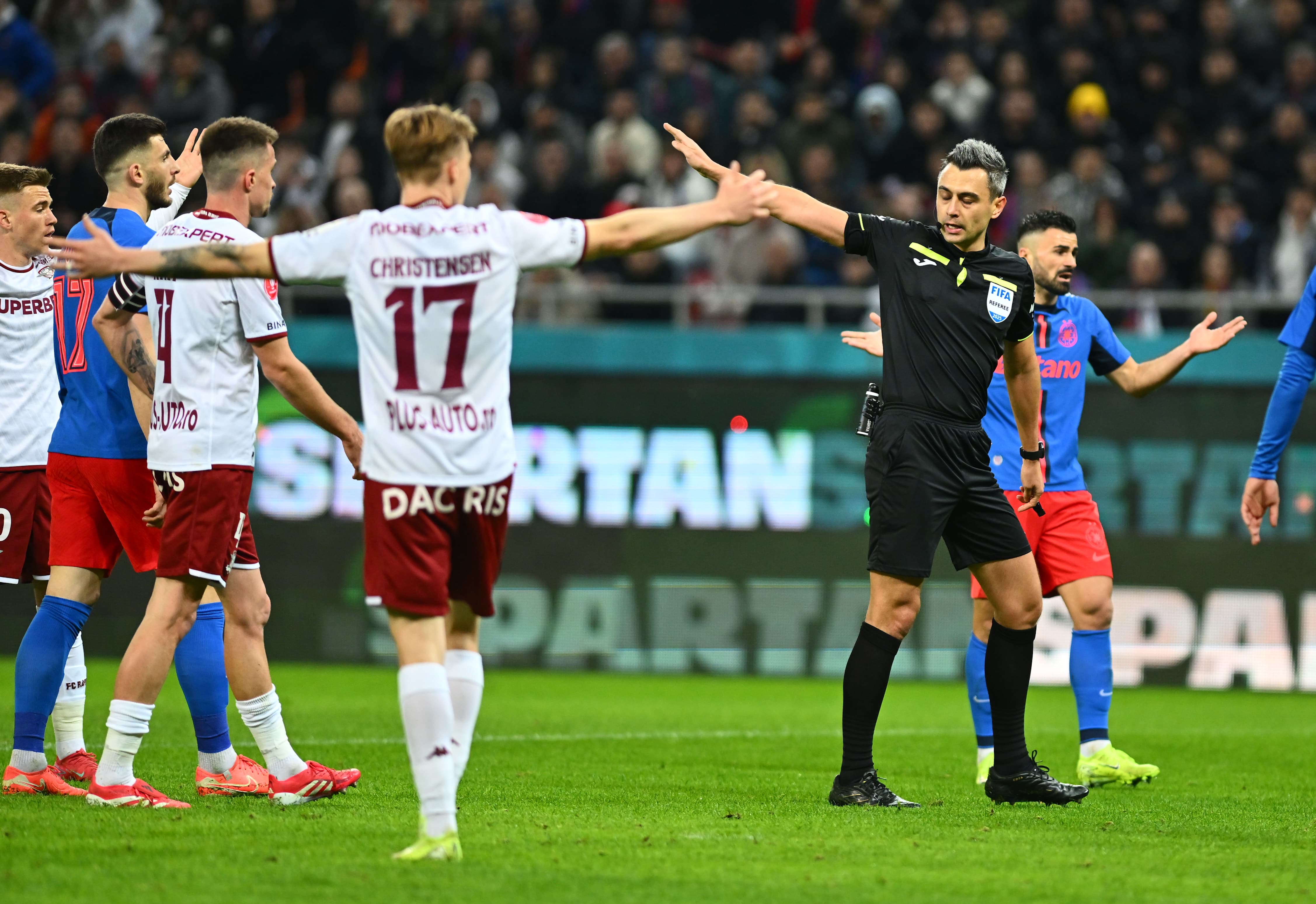 Elvir Koljic și Marius Șumudică, cartonașe galbene în FCSB - Rapid. FOTO: Raed Krishan / GOLAZO.ro