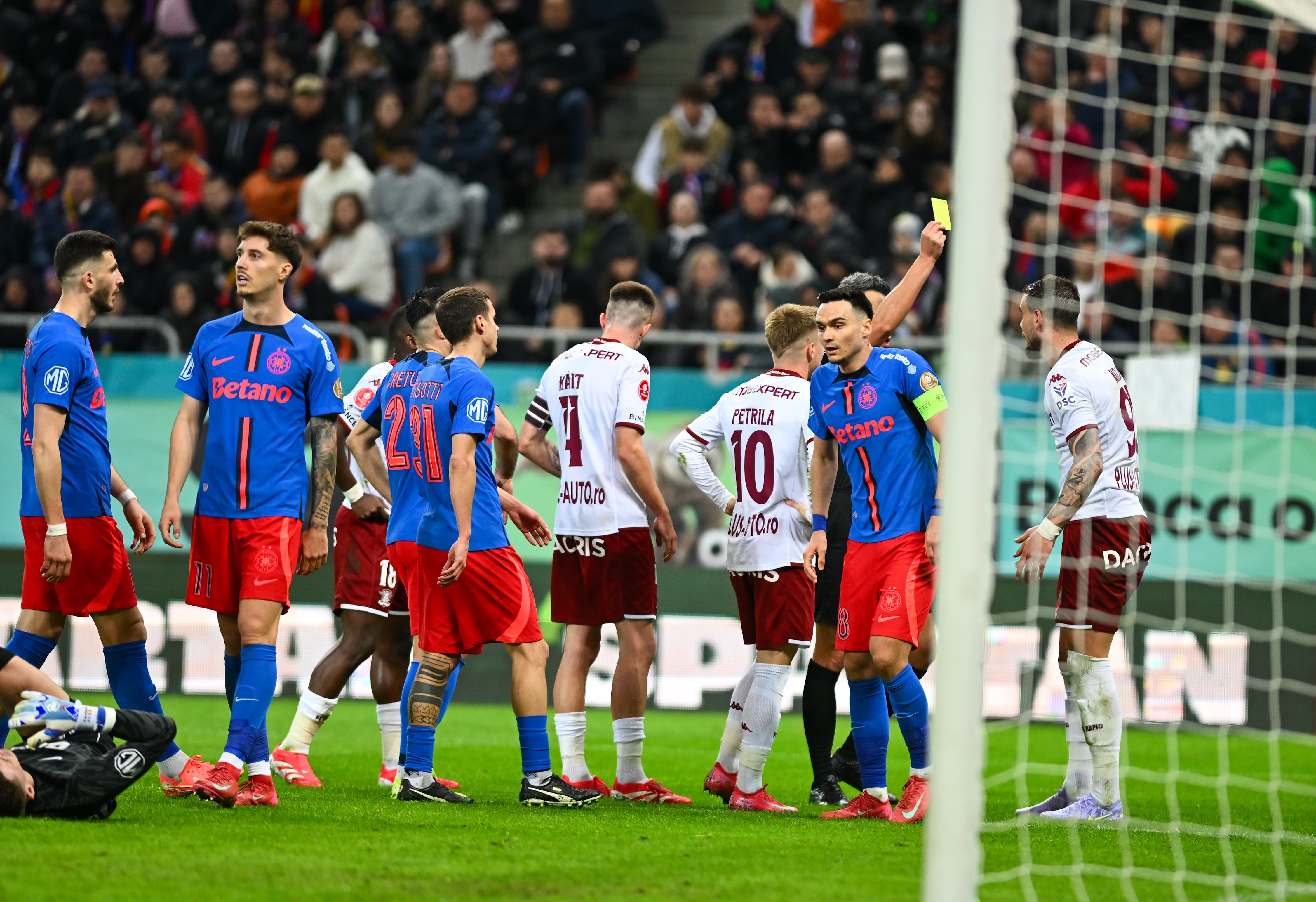 Elvir Koljic și Marius Șumudică, cartonașe galbene în FCSB - Rapid. FOTO: Raed Krishan / GOLAZO.ro
