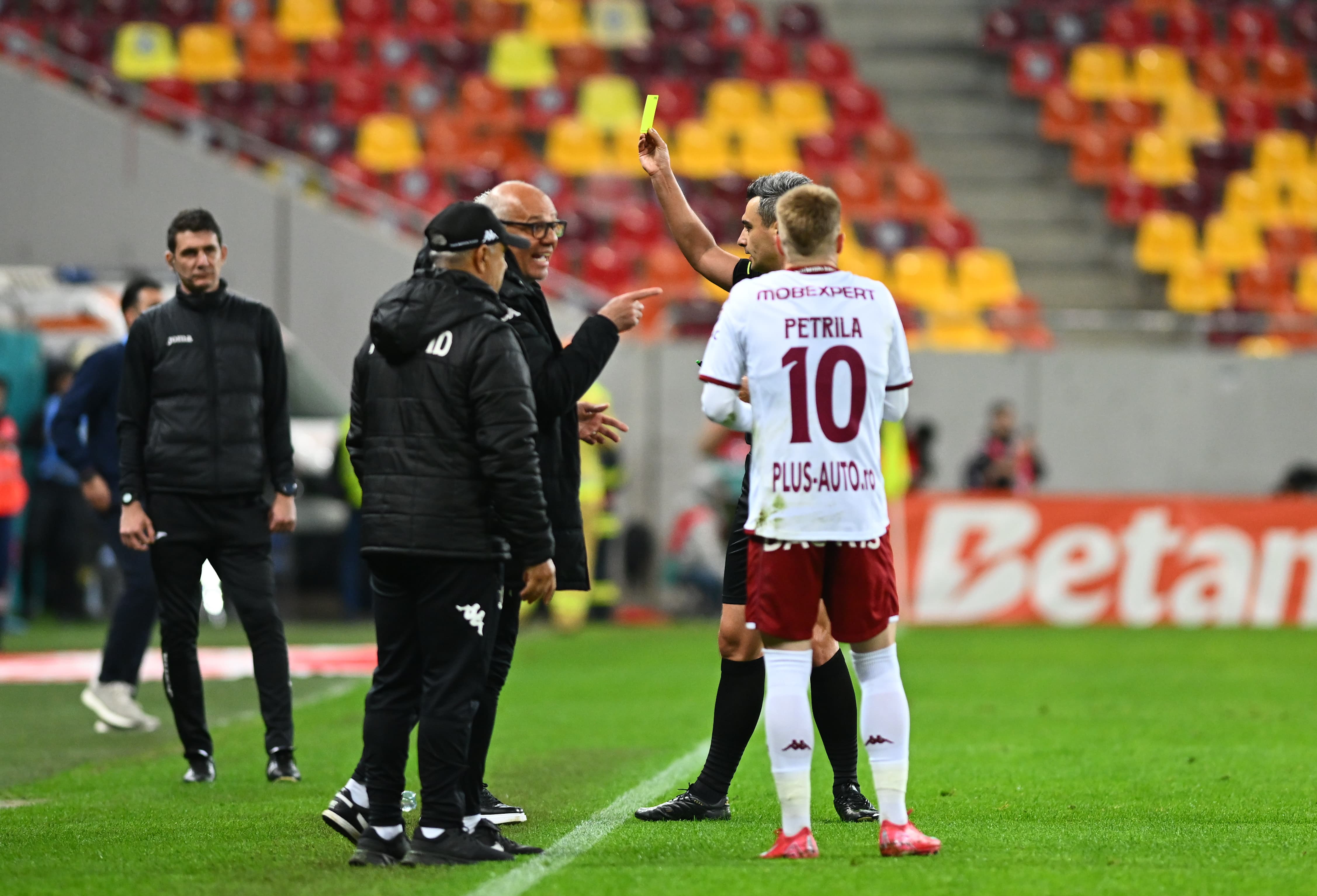 Elvir Koljic și Marius Șumudică, cartonașe galbene în FCSB - Rapid. FOTO: Raed Krishan / GOLAZO.ro