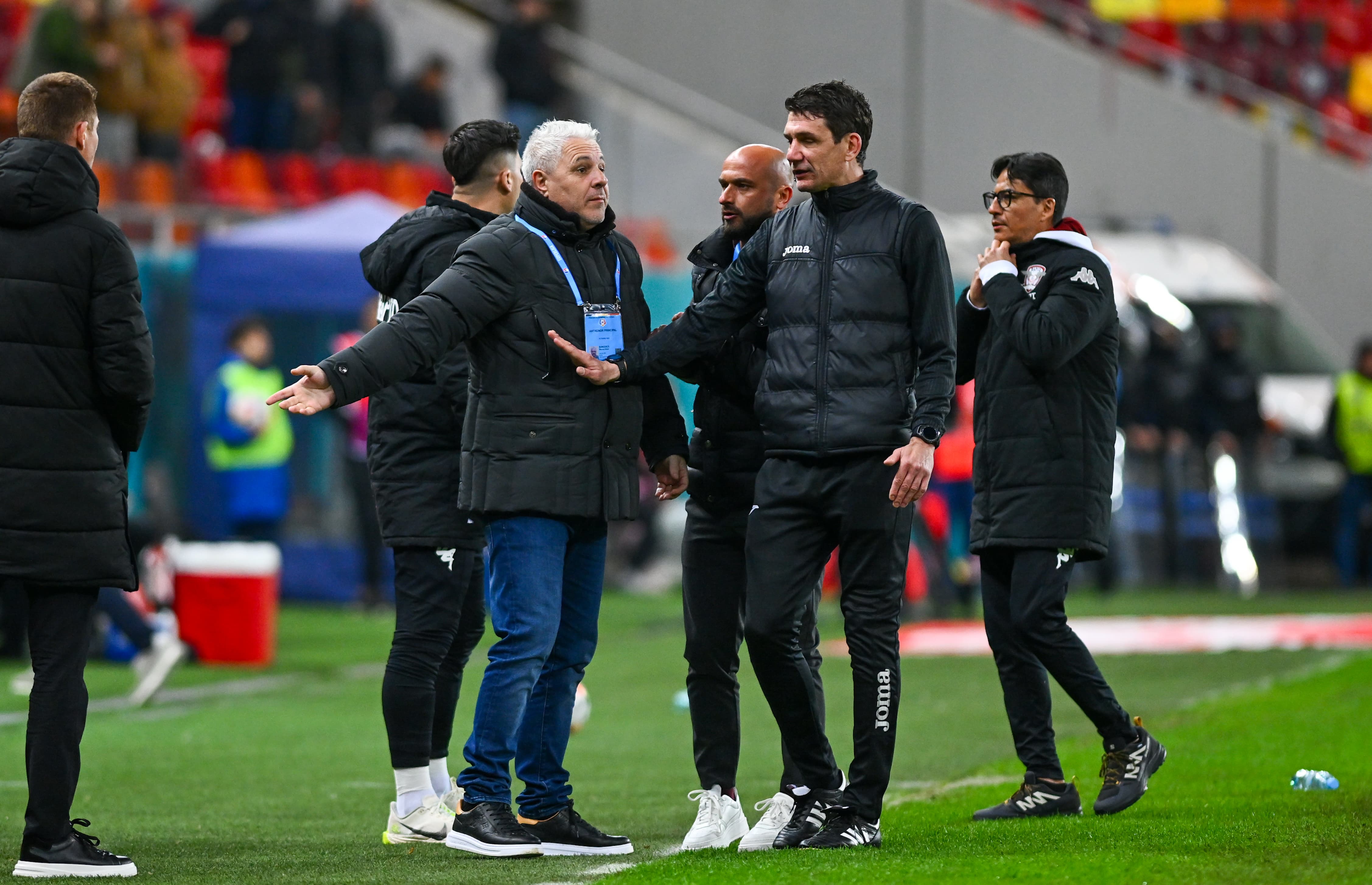 Elvir Koljic și Marius Șumudică, cartonașe galbene în FCSB - Rapid. FOTO: Raed Krishan / GOLAZO.ro
