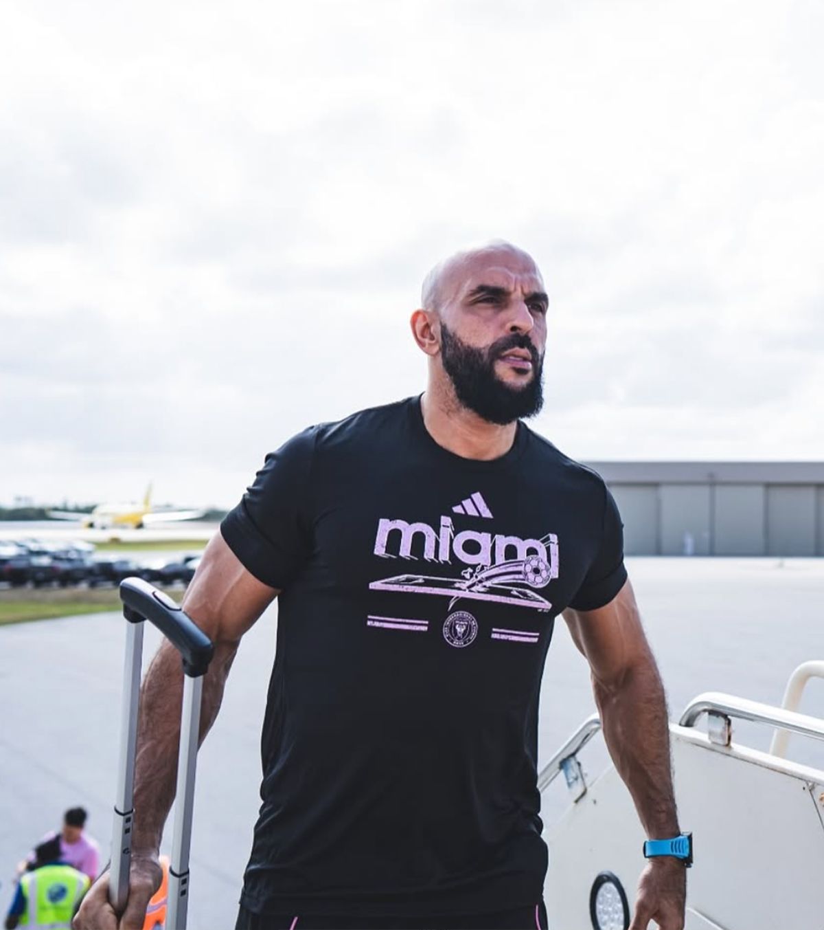 „Mi-e milă de Messi” Bodyguardul starului argentinian îl cheamă în ring pe  Logan Paul.  Youtuberul râde de el: „Un luptător de MMA care crede că poate boxa”
