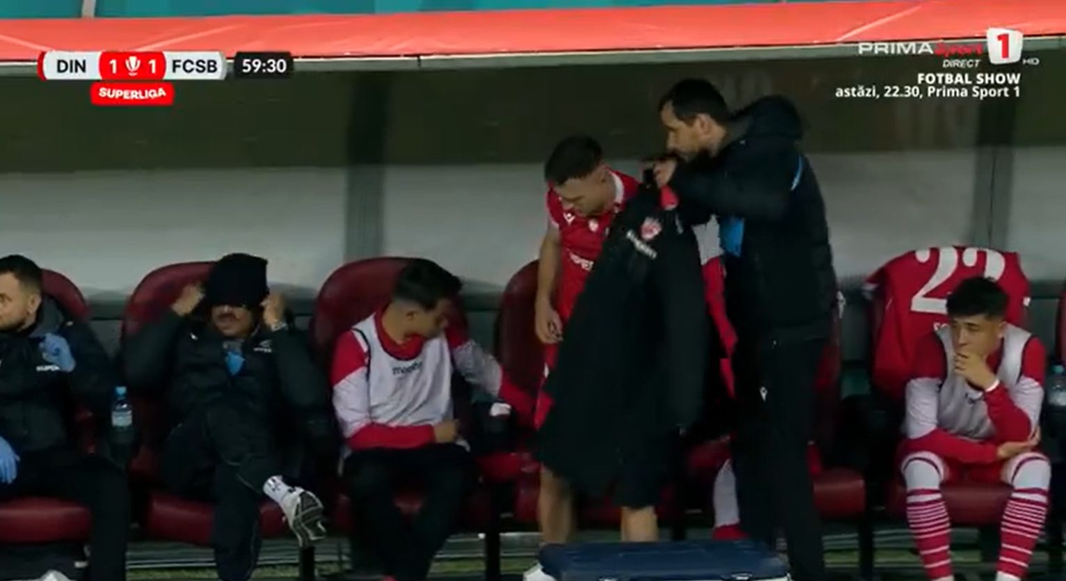 Dinamo - FCSB. Politic, cu ochii în lacrimi după accidentare. Foto - capturi Prima Sport (6).jpg