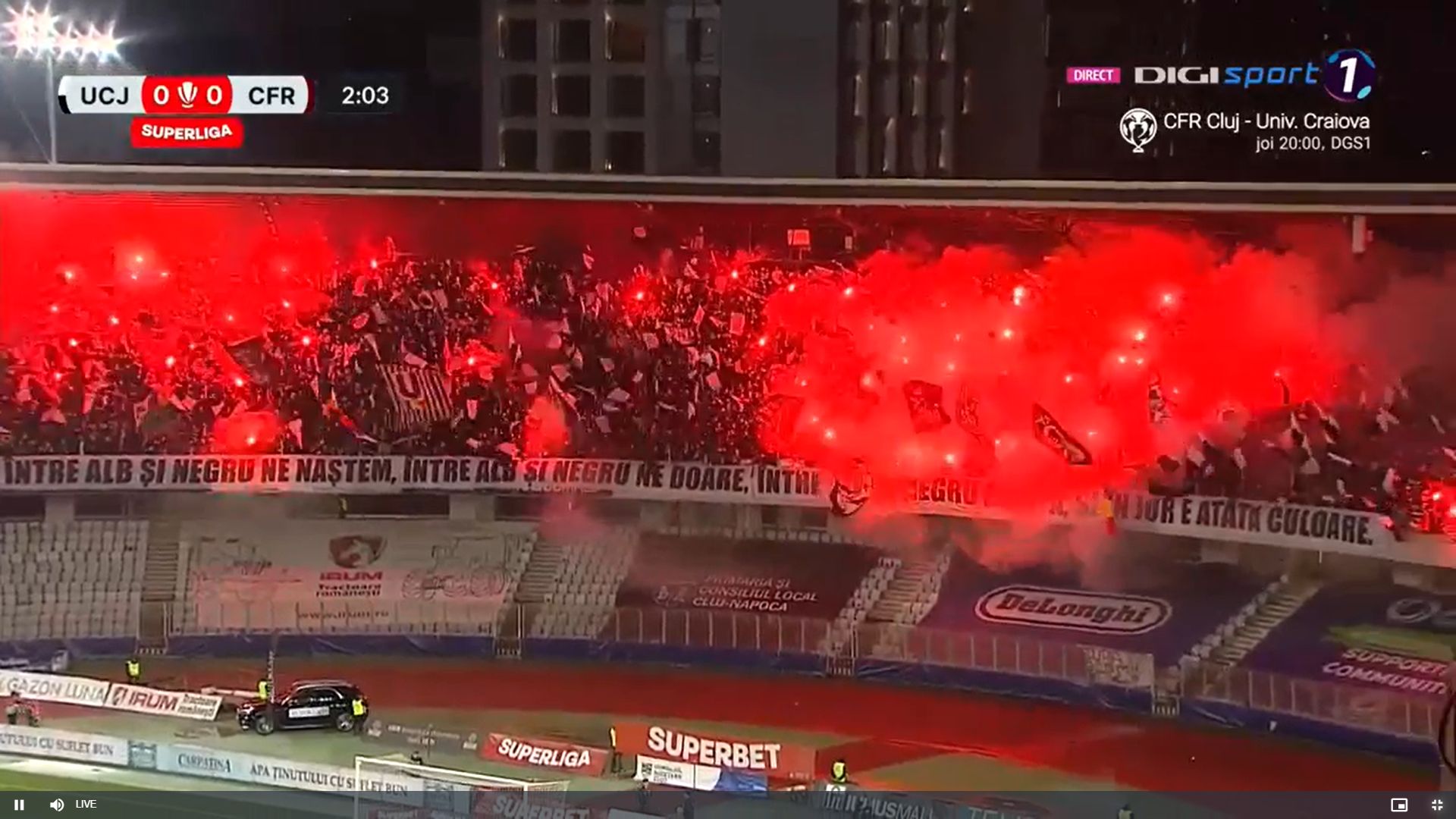 U Cluj - CFR Cluj, torțe în peluza gazdelor. Capturi Digi Sport (5).jpg