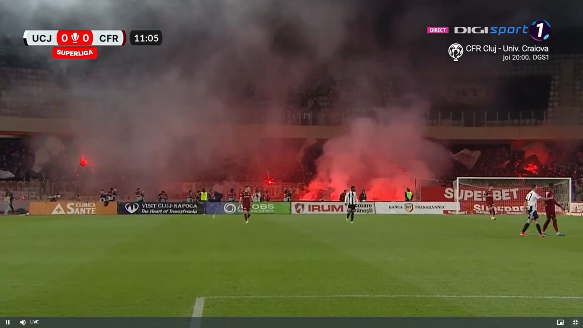 U Cluj - CFR Cluj, torțe în peluza oaspeților. Capturi Digi Sport (1).jpg