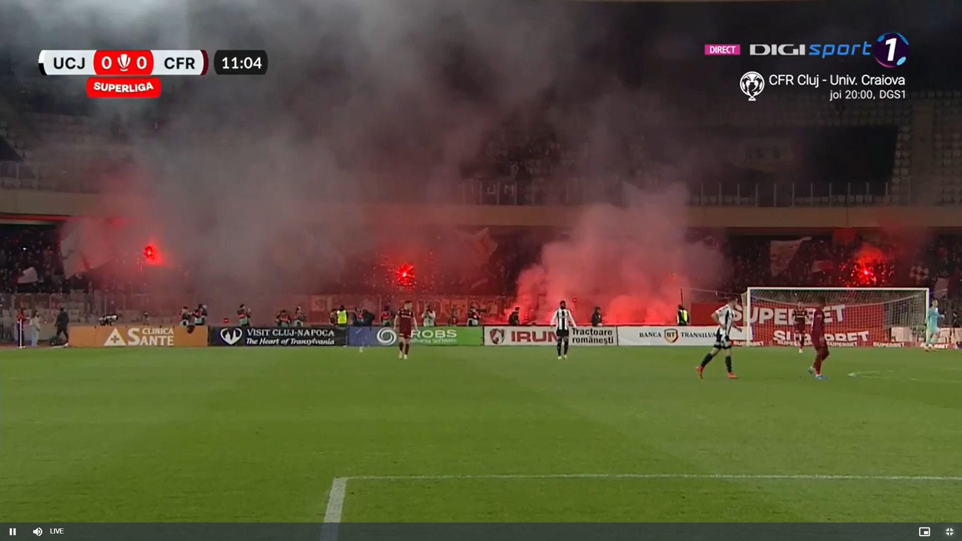 U Cluj - CFR Cluj, torțe în peluza oaspeților. Capturi Digi Sport (3).jpg