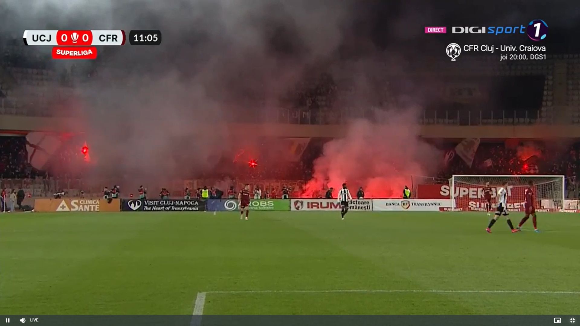 U Cluj - CFR Cluj, torțe în peluza oaspeților. Capturi Digi Sport (4).jpg