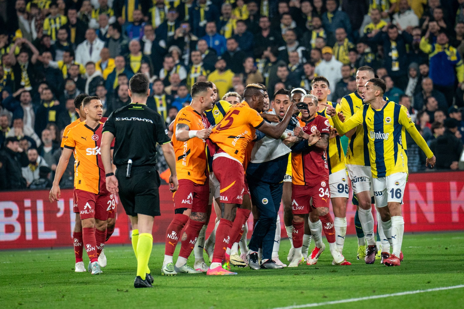 Scene șocante la Fenerbahce - Galatasaray FOTO Imago