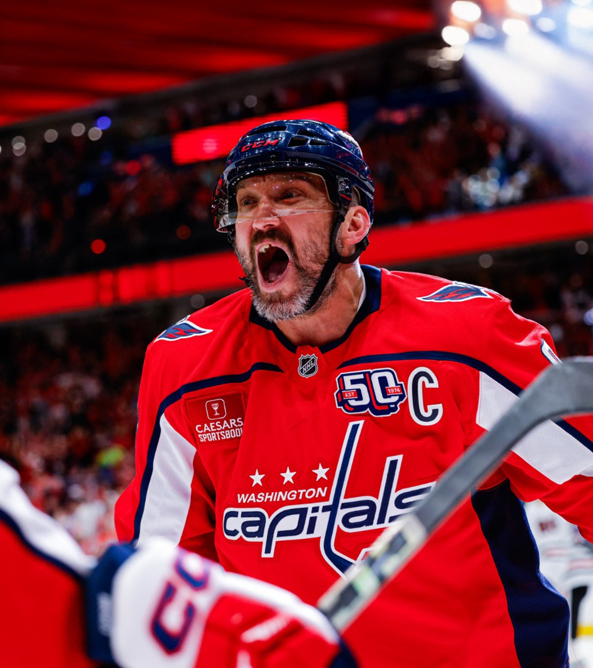Un rus e eroul Americii Ovechkin a egalat recordul de goluri în NHL ce rezista de 26 de ani și  îl poate bate azi