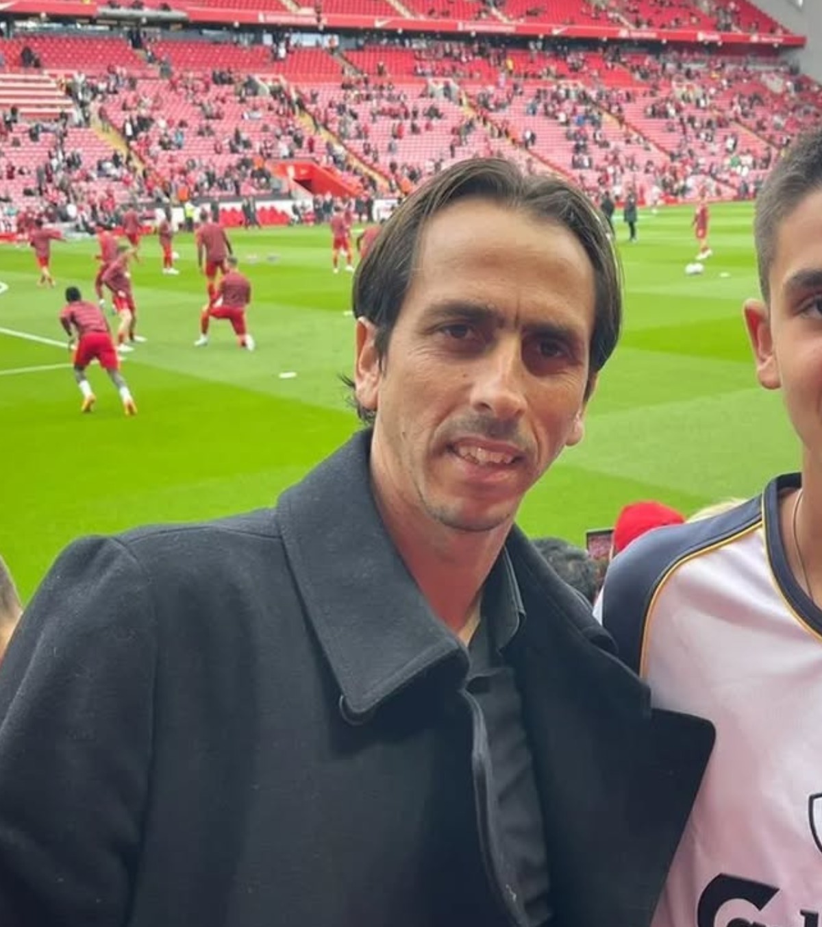 La un pas de tragedie   Casa unui fost fotbalist de la Liverpool, Chelsea și Arsenal,  lovită de o grenadă:  „Nu cred că a fost cu intenție”