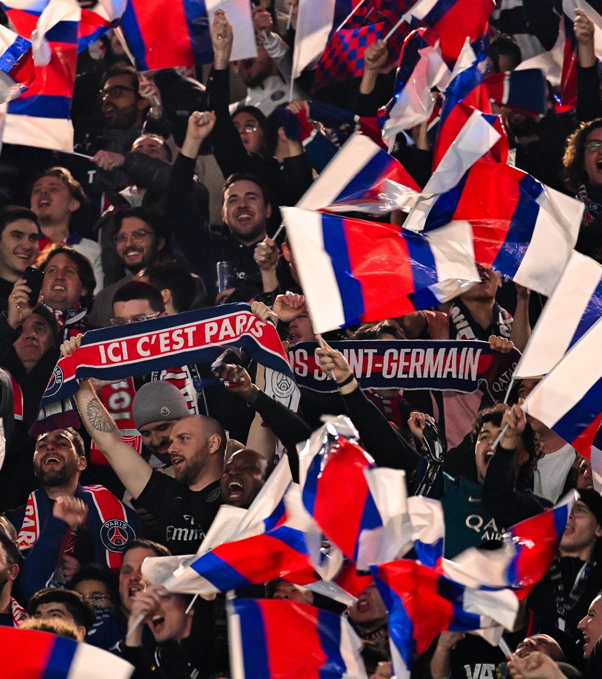 Lupte de stradă la Paris   VIDEO:  Suporterii lui PSG și cei ai lui Aston Villa  și-au împărțit pumni  în centrul orașului