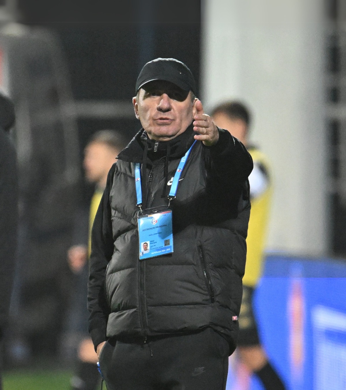 Farul, aproape de retrogradare  Explicațiile lui Hagi:  „Când nu ai niciun ban, iei doar ce poţi. Câteodată iese, câteodată nu”