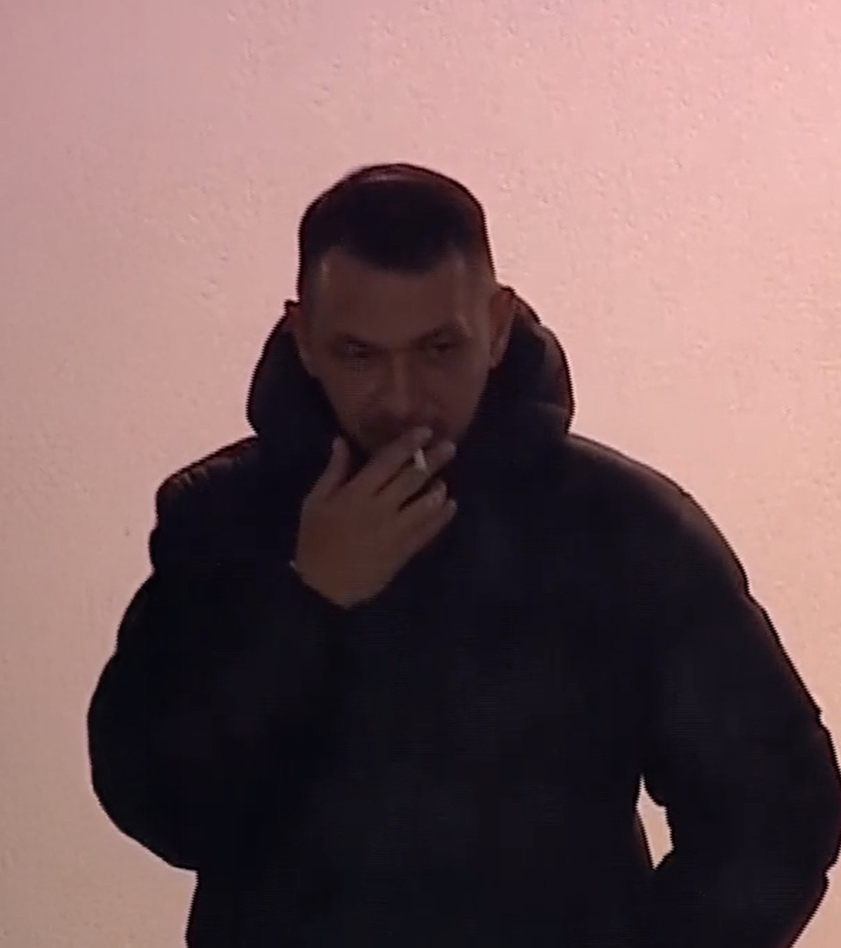 Prins în ofsaid   FOTO:  Unul dintre acționarii lui Hermannstadt, surprins  în timp ce fuma  în fața lojei