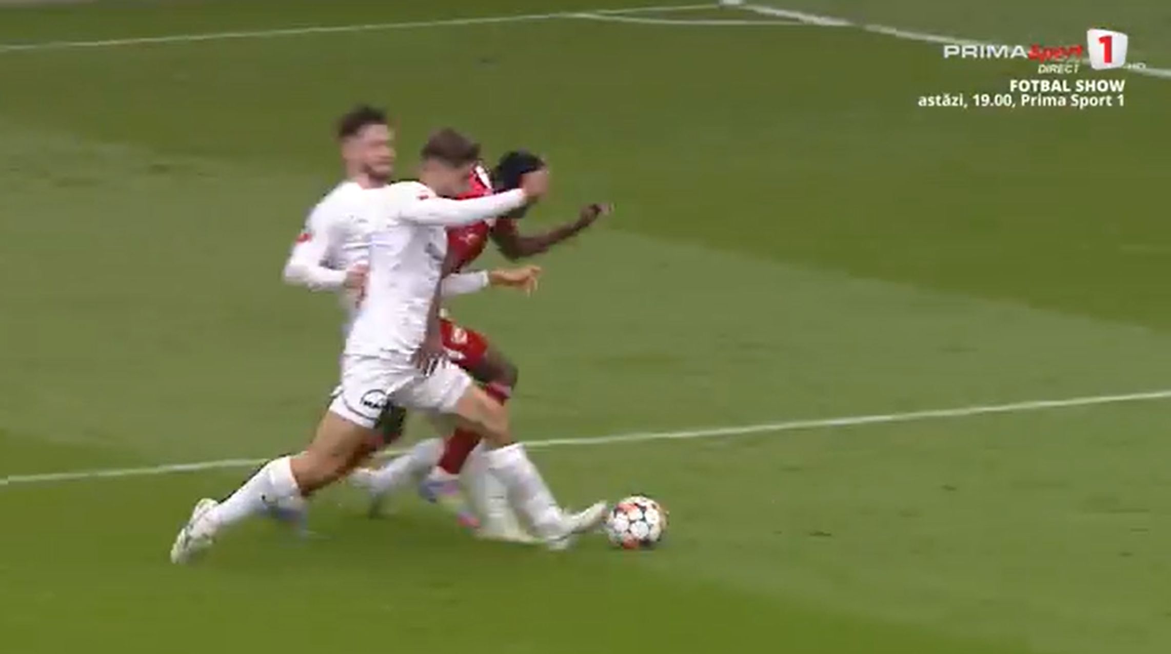 Penalty-ul acordat la duelul dintre Dican, Sîrbu și Oberlin. Foto - captură Prima Sport (3).jpg