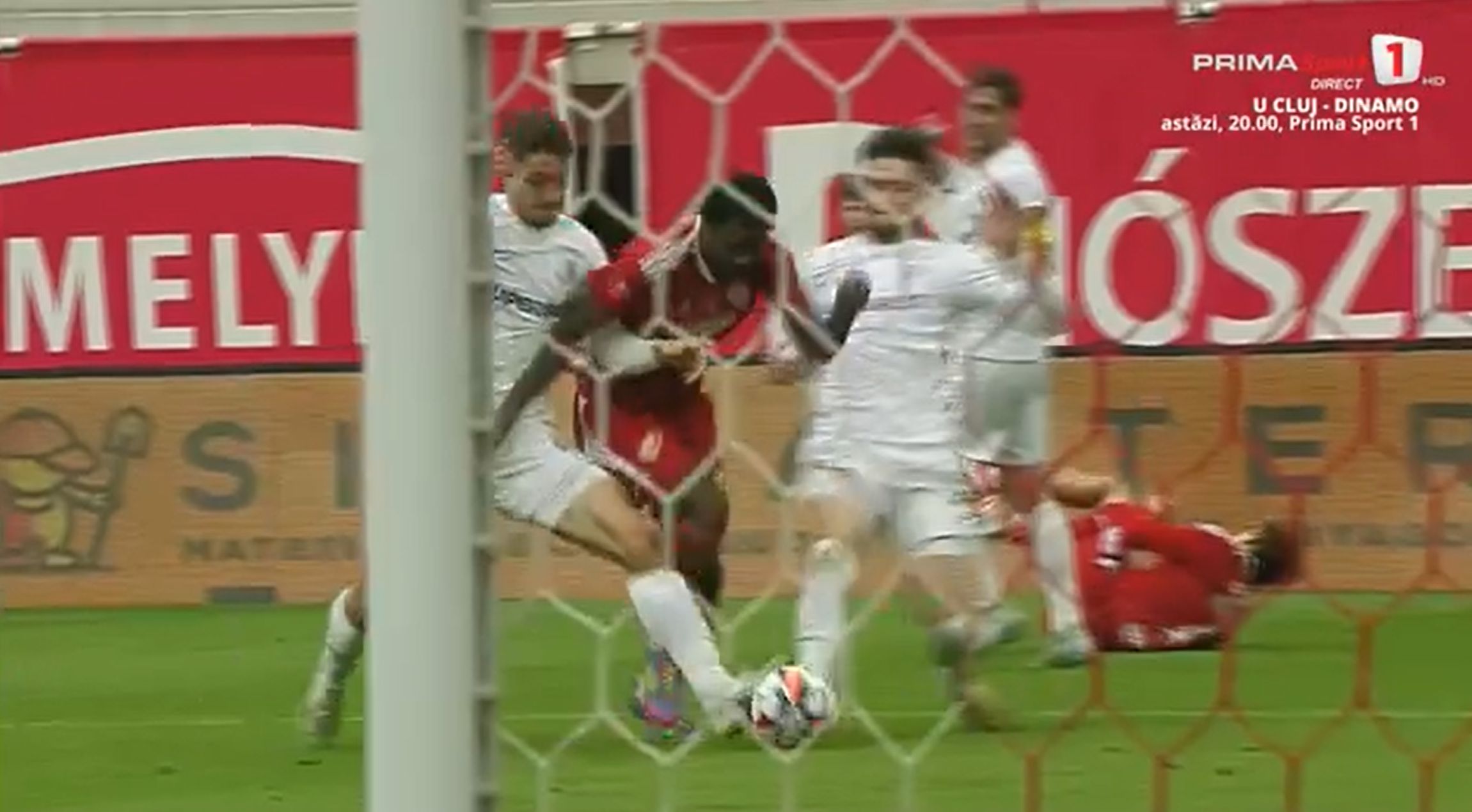 Penalty-ul acordat la duelul dintre Dican, Sîrbu și Oberlin. Foto - captură Prima Sport (6).jpg