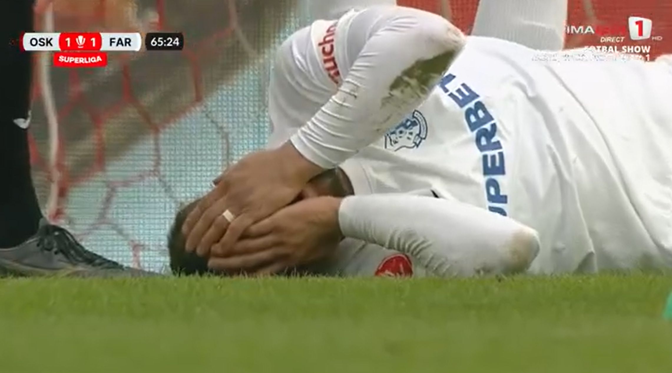 Penalty-ul făcut Gyenge după un faul asupra lui Gustavo Marins în Sepsi - Farul. Foto - captură Prima Sport (1).jpg