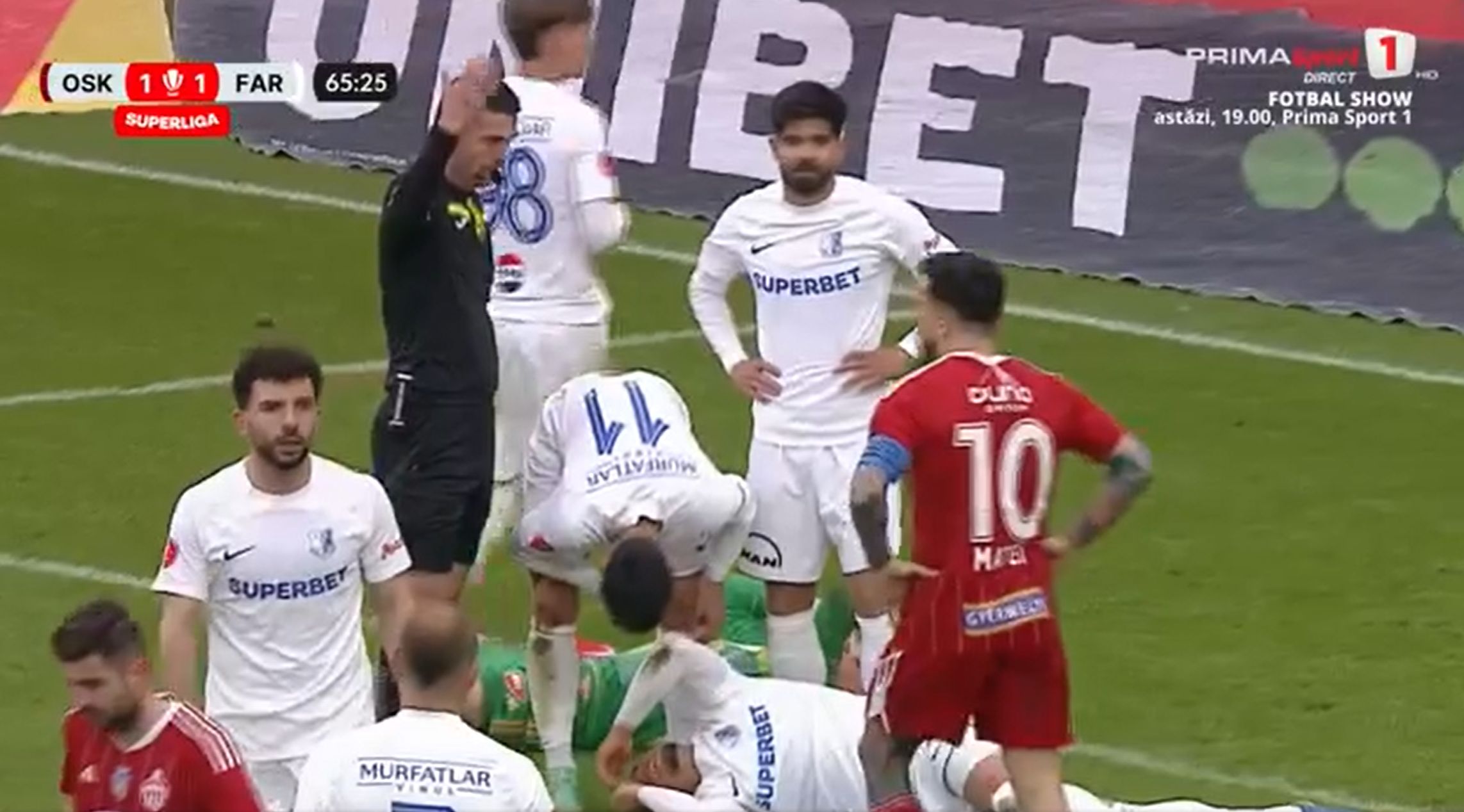 Penalty-ul făcut Gyenge după un faul asupra lui Gustavo Marins în Sepsi - Farul. Foto - captură Prima Sport (1).jpg