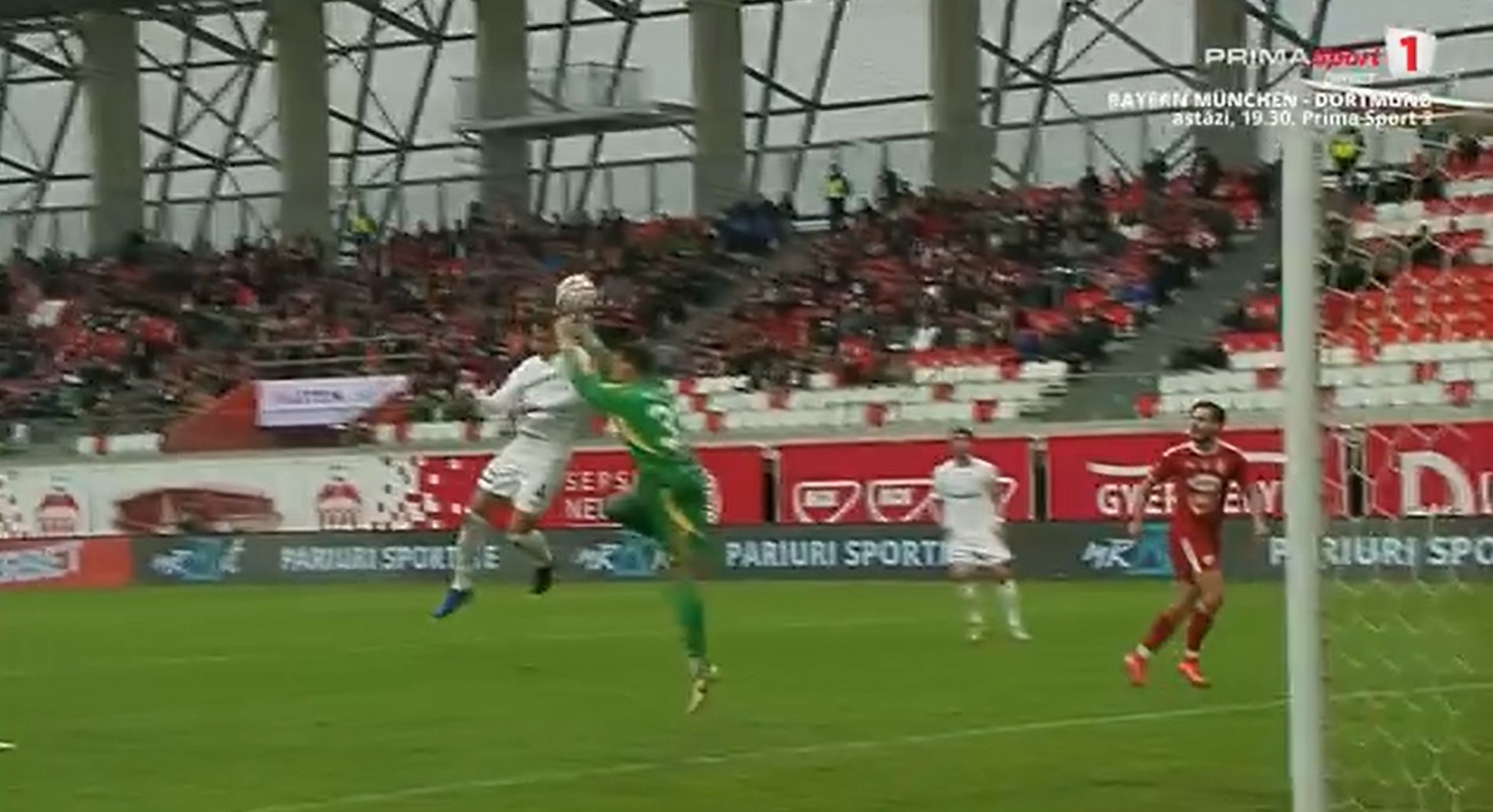 Penalty-ul făcut Gyenge după un faul asupra lui Gustavo Marins în Sepsi - Farul. Foto - captură Prima Sport (1).jpg