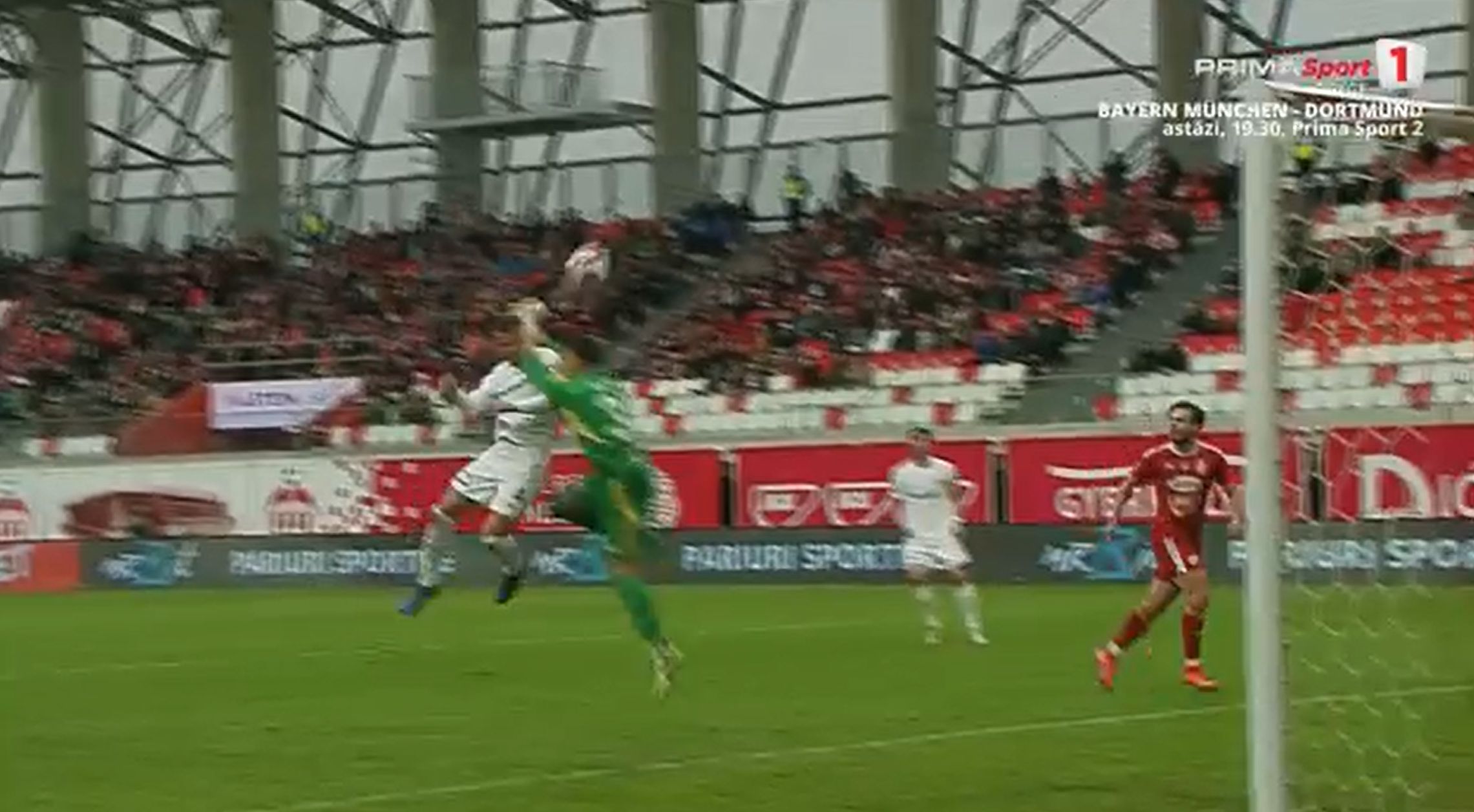 Penalty-ul făcut Gyenge după un faul asupra lui Gustavo Marins în Sepsi - Farul. Foto - captură Prima Sport (1).jpg