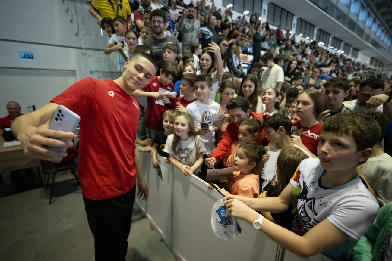 David Popovici, autografe la Campionatul Național. Foto - Raed Krishan  (1).jpg