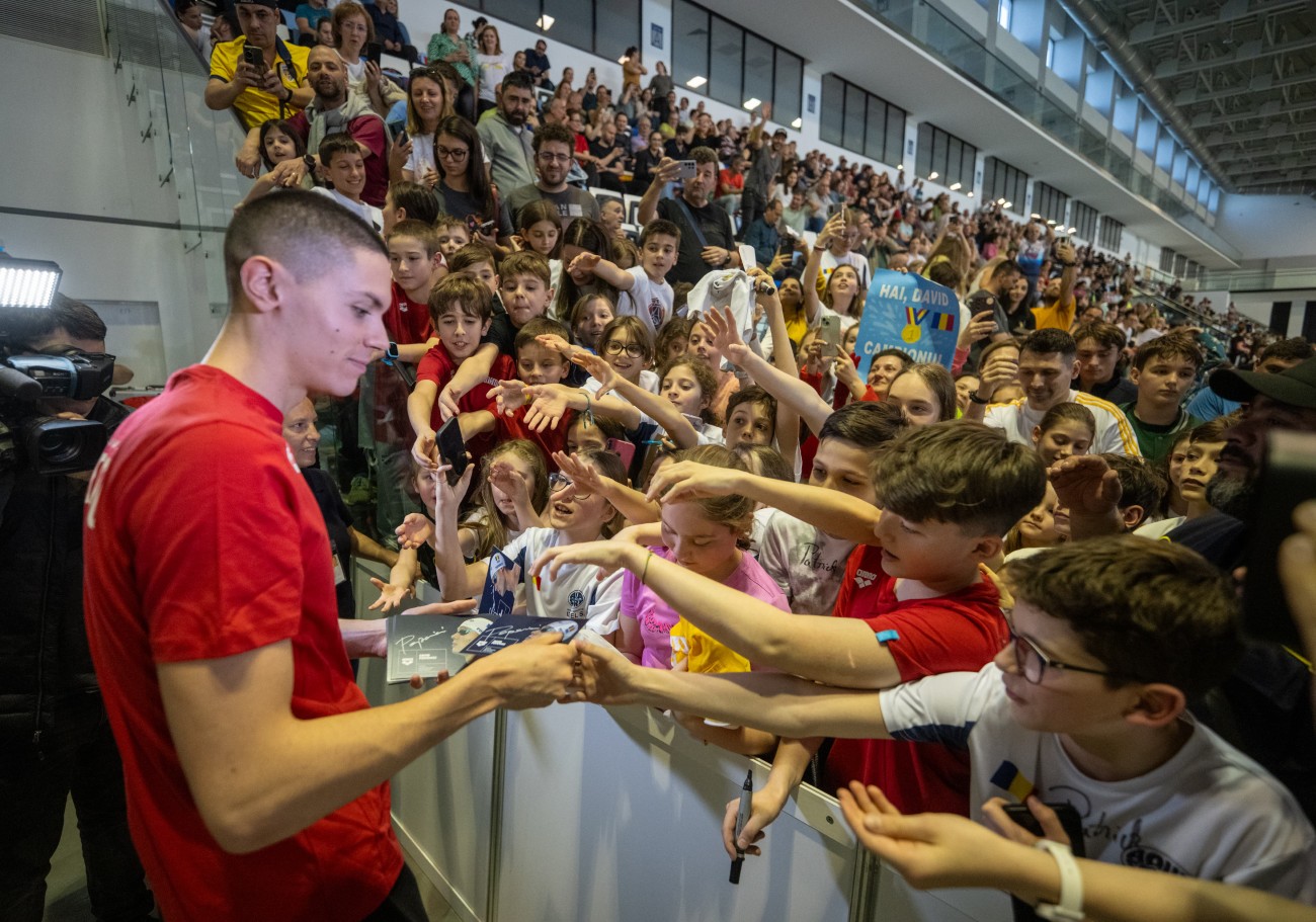 David Popovici, autografe la Campionatul Național. Foto - Raed Krishan  (2).jpg