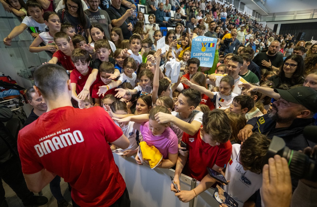 David Popovici, autografe la Campionatul Național. Foto - Raed Krishan  (4).jpg