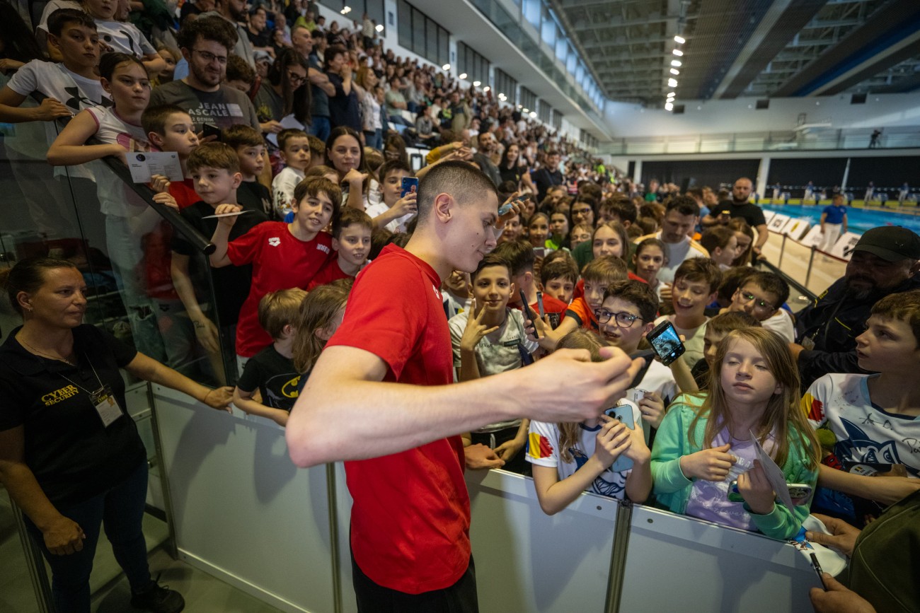 David Popovici, autografe la Campionatul Național. Foto - Raed Krishan  (5).jpg