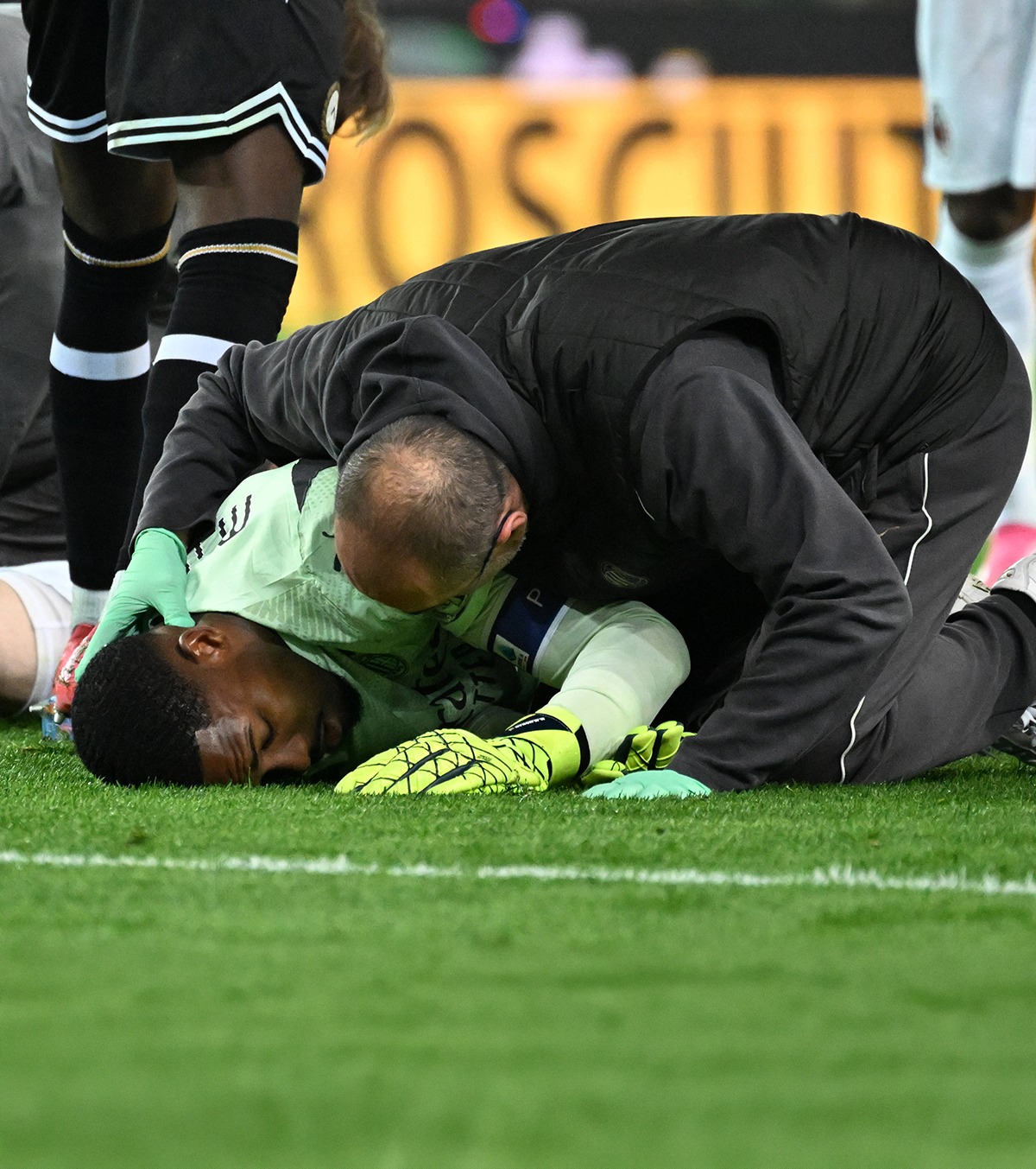 Mike Maignan, externat Portarul lui AC Milan face haz de necaz, după  accidentarea horror  din meciul cu Udinese: „Când ești încăpățânat, ai capul tare”