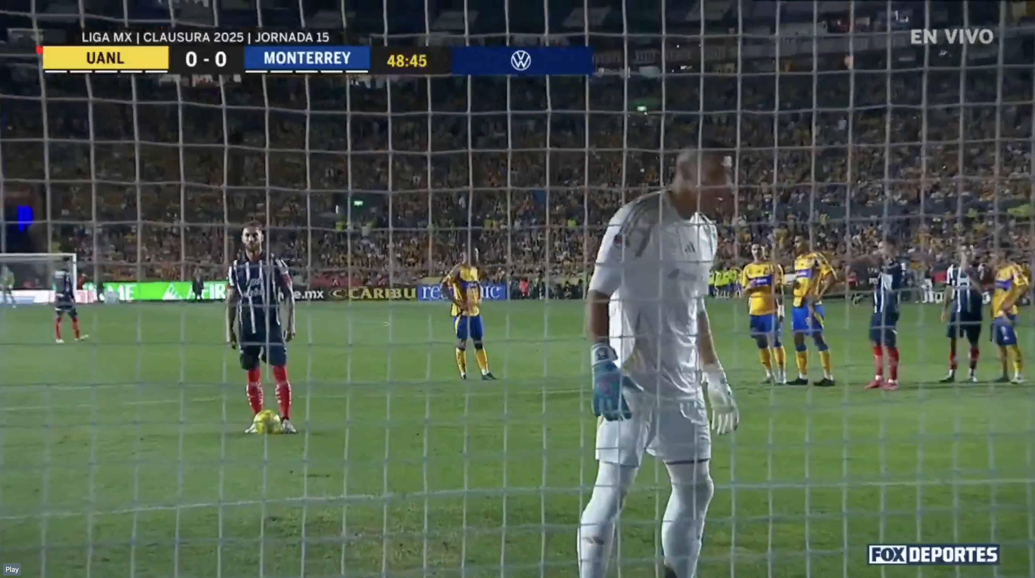 Portarul lui Tigres a încercat să-l intimideze pe Sergio Ramos în Tigres - Monterrey 2-1 (foto: captură X)
