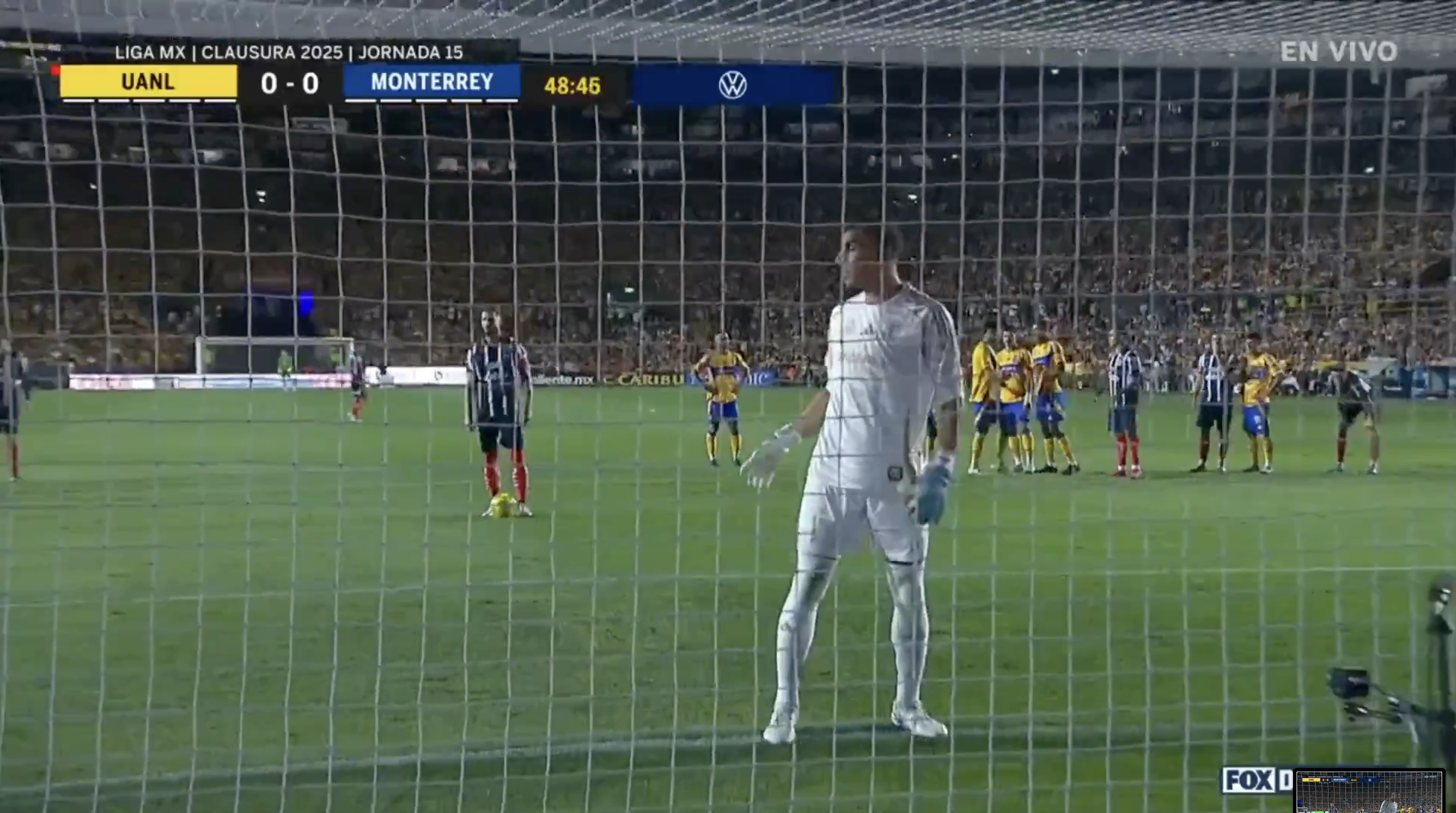 Portarul lui Tigres a încercat să-l intimideze pe Sergio Ramos în Tigres - Monterrey 2-1 (foto: captură X)