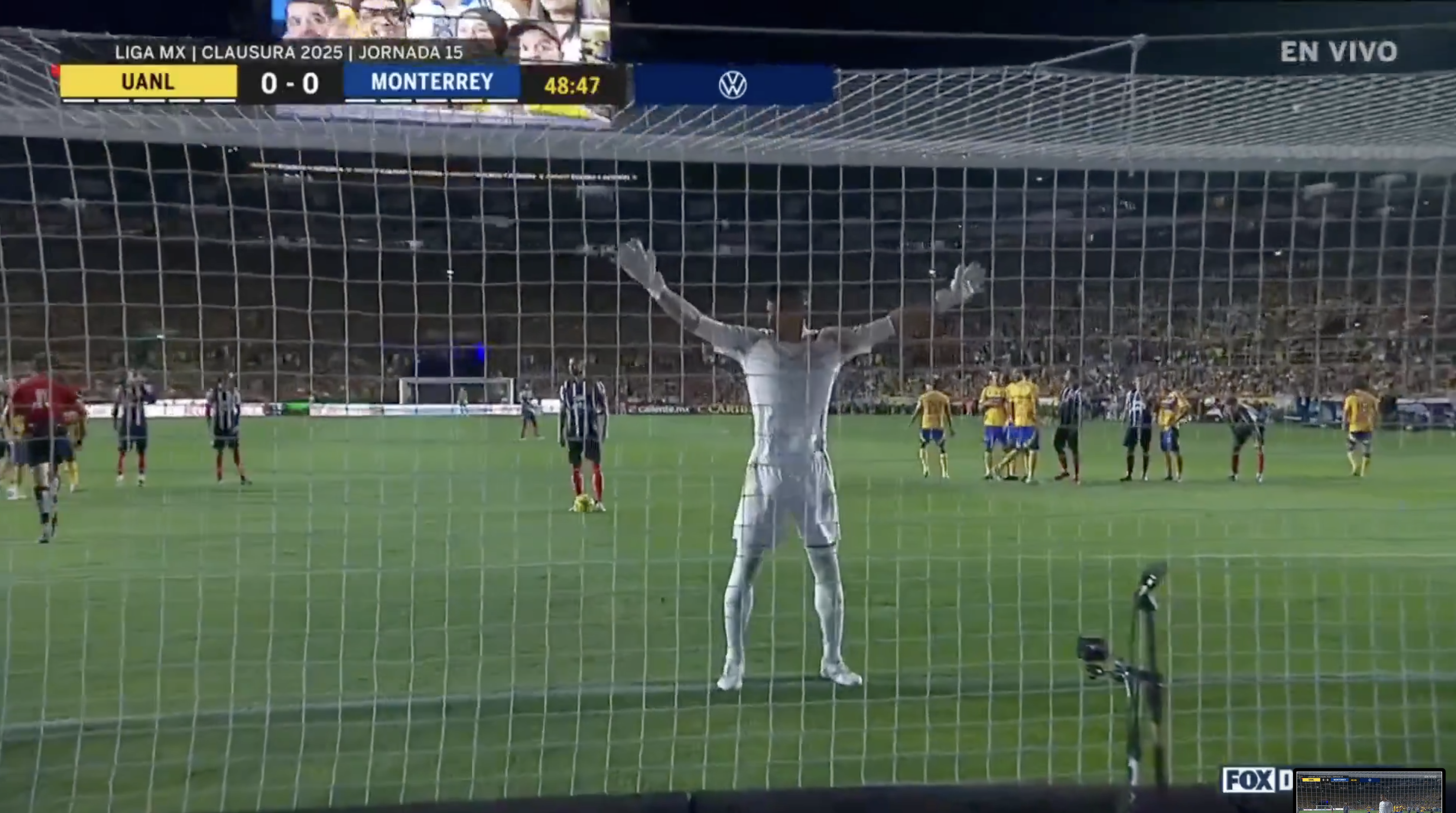 Portarul lui Tigres a încercat să-l intimideze pe Sergio Ramos în Tigres - Monterrey 2-1 (foto: captură X)