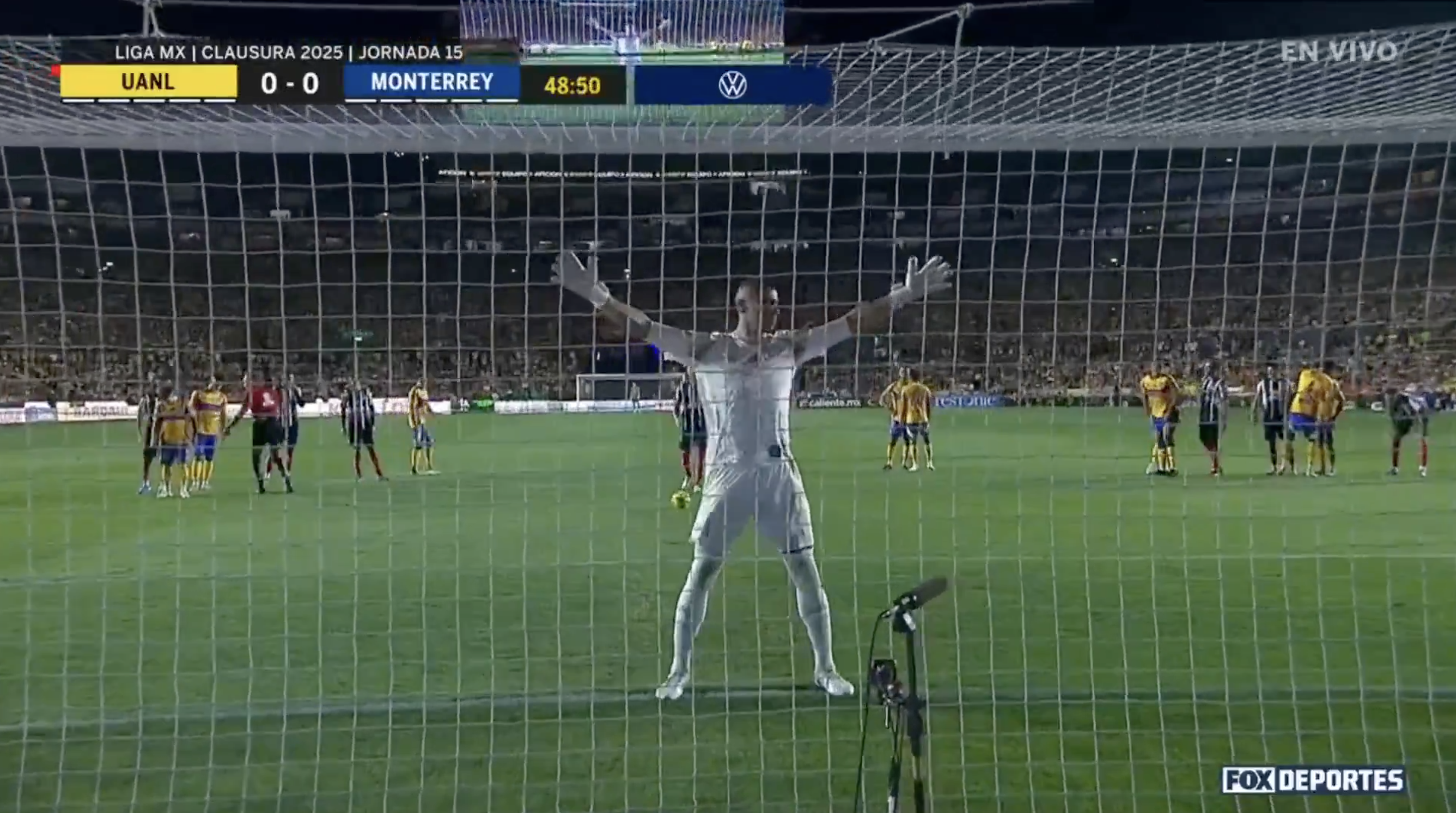Portarul lui Tigres a încercat să-l intimideze pe Sergio Ramos în Tigres - Monterrey 2-1 (foto: captură X)