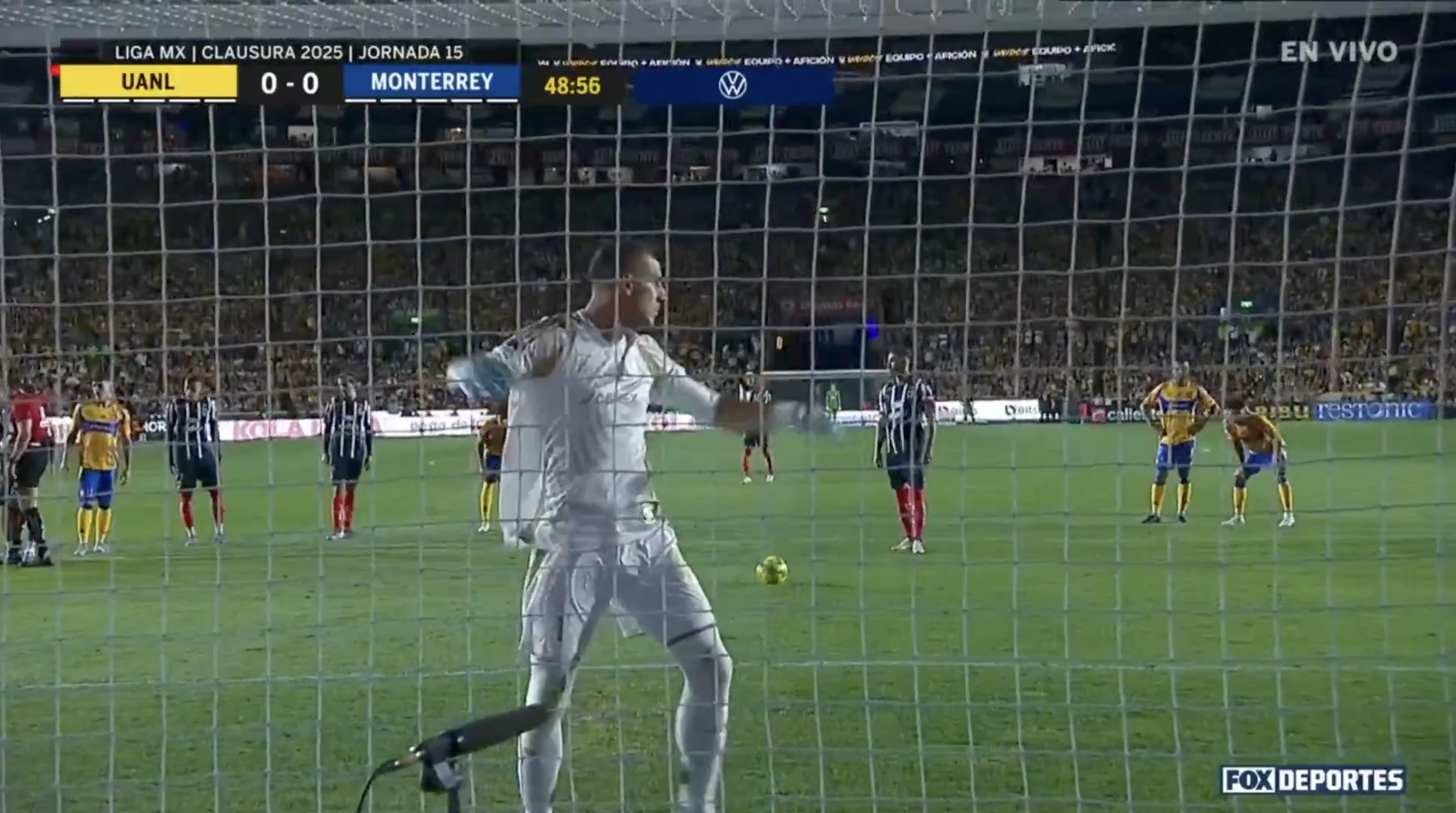 Portarul lui Tigres a încercat să-l intimideze pe Sergio Ramos în Tigres - Monterrey 2-1 (foto: captură X)