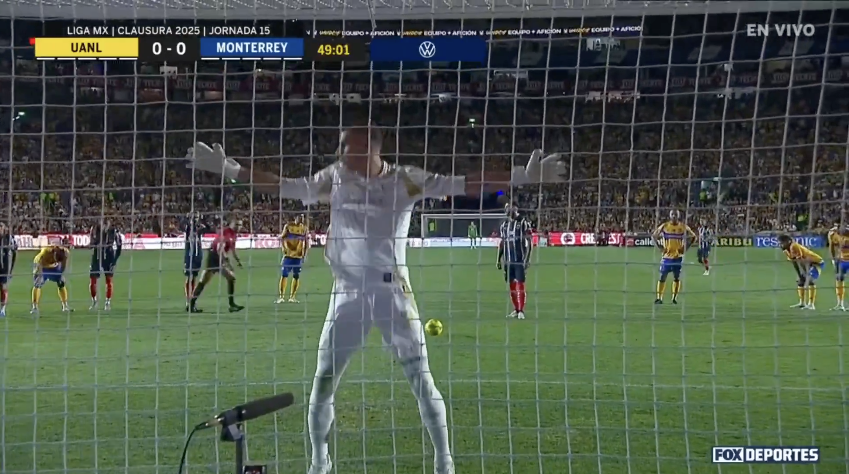 Portarul lui Tigres a încercat să-l intimideze pe Sergio Ramos în Tigres - Monterrey 2-1 (foto: captură X)