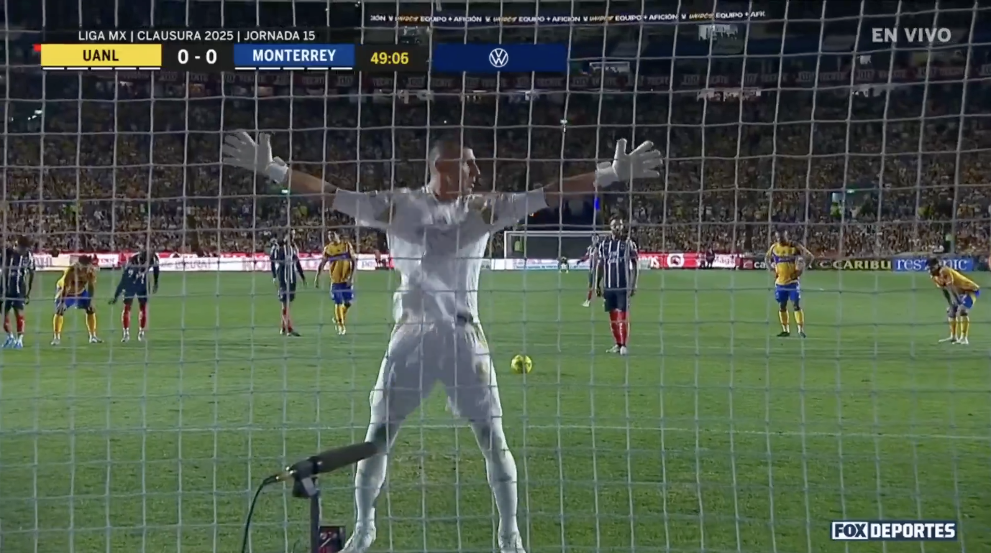 Portarul lui Tigres a încercat să-l intimideze pe Sergio Ramos în Tigres - Monterrey 2-1 (foto: captură X)