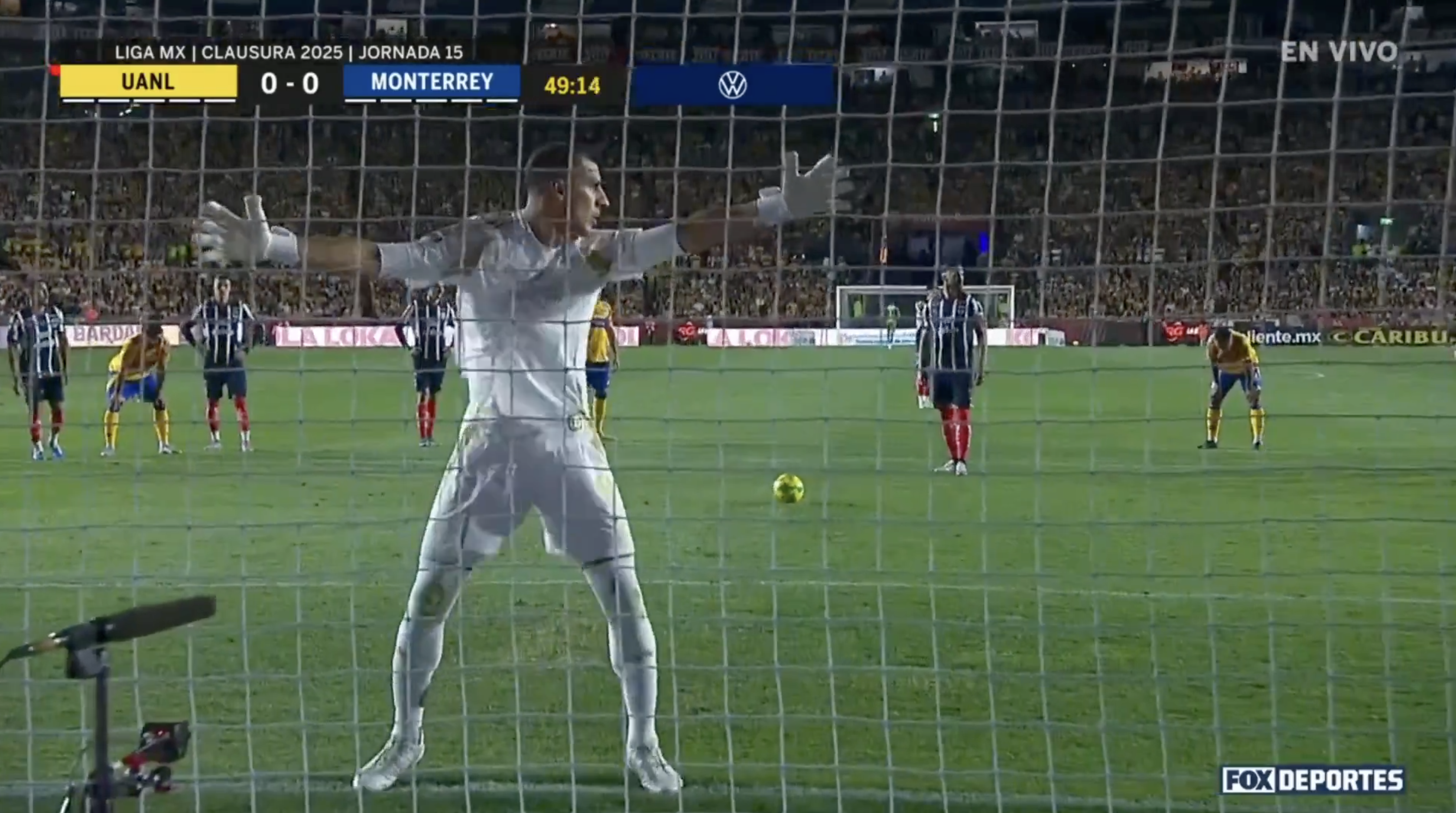 Portarul lui Tigres a încercat să-l intimideze pe Sergio Ramos în Tigres - Monterrey 2-1 (foto: captură X)