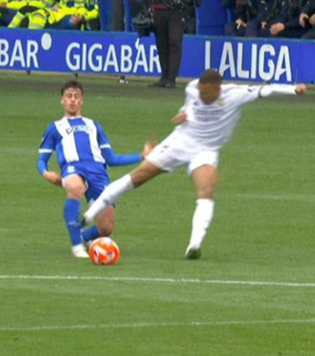 Ce a fost în capul lui Mbappe?  Superstarul lui Real Madrid, eliminat pentru o intrare  horror  cu Alaves