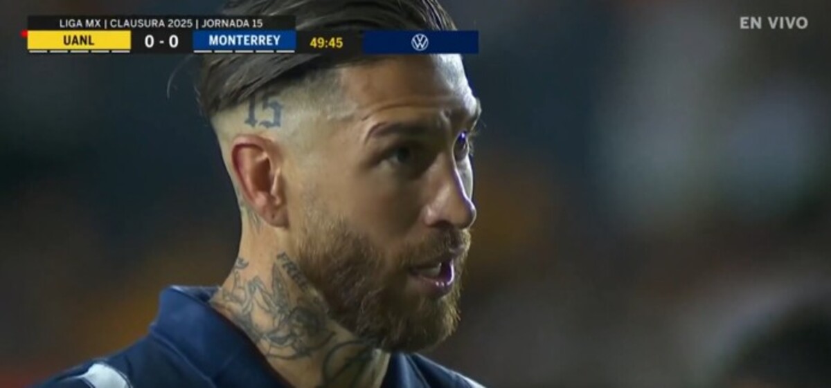 Portarul lui Tigres a încercat să-l intimideze pe Sergio Ramos în Tigres - Monterrey 2-1 (foto captură X)