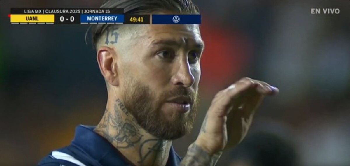 Portarul lui Tigres a încercat să-l intimideze pe Sergio Ramos în Tigres - Monterrey 2-1 (foto captură X)