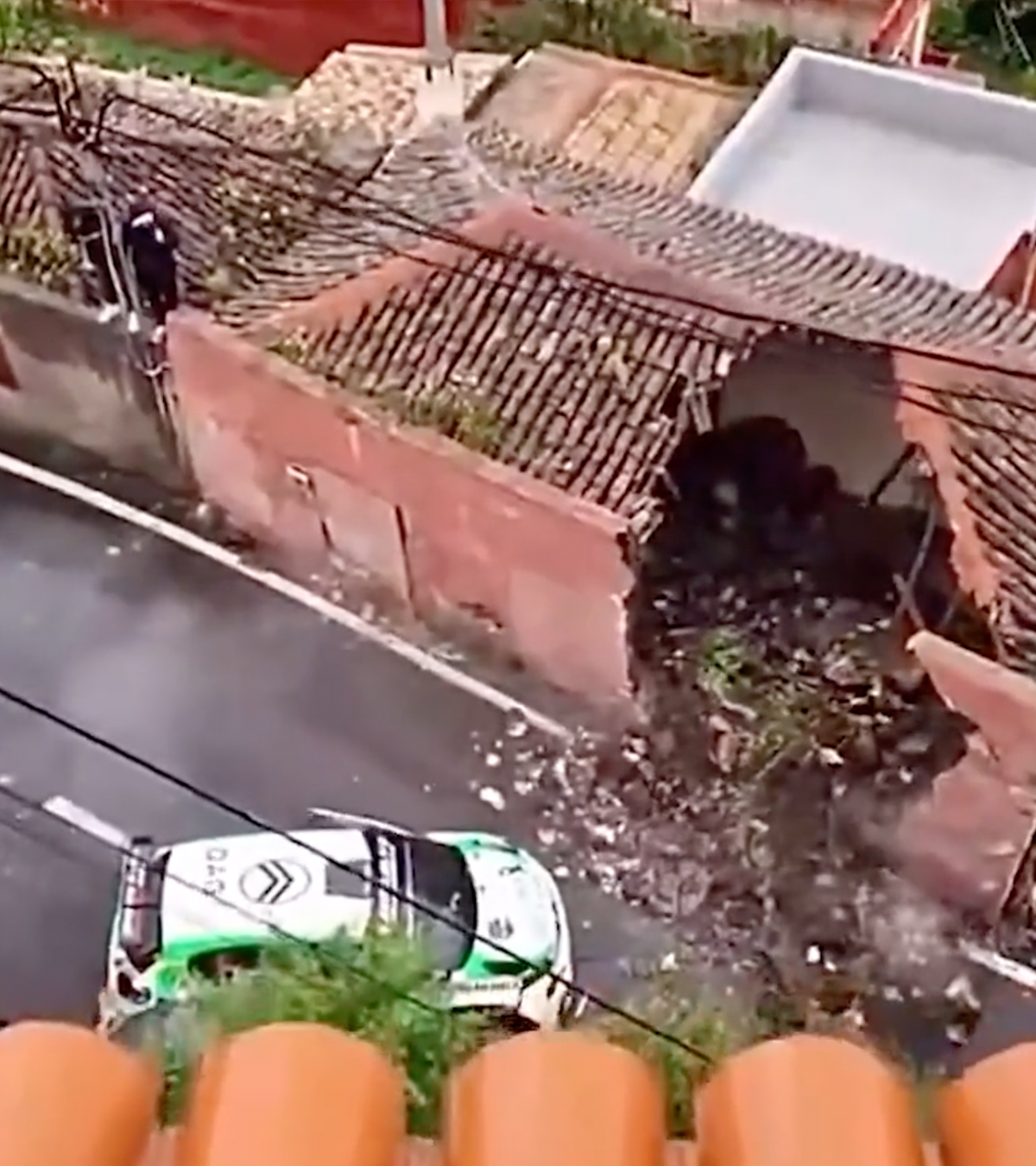 Accident la Raliul din Tenerife Două mașini  s-au izbit de o casă și au dărâmat-o!