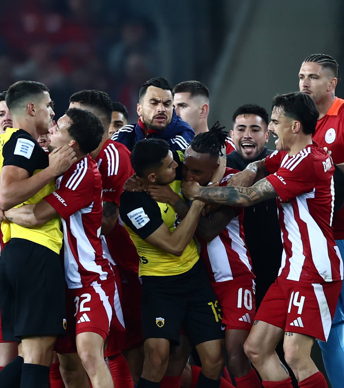 Incidente grave în Grecia  A fost scandal după Olympiacos - AEK:  „Bătăușii ne-au agresat jucătorii”.  Echipa lui  Mendilibar, noua campioană
