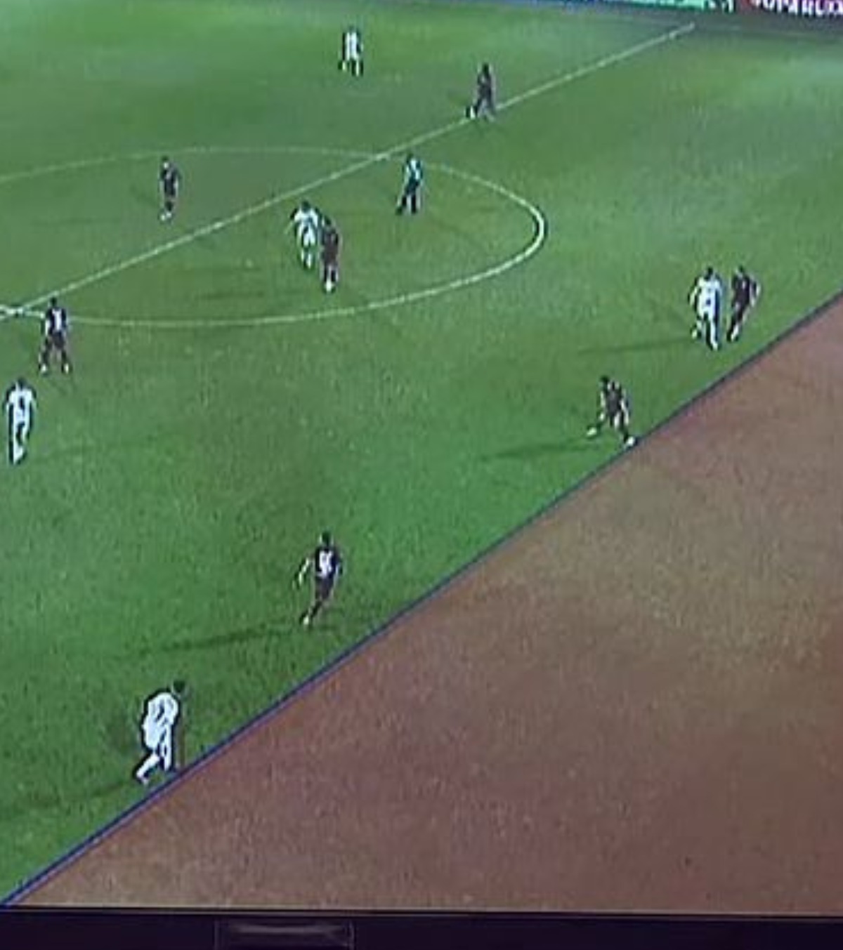 „A fost ofsaid”    Explicațiile fazei controversate  din CFR Cluj - Rapid, scor 1-1: „De-asta nu s-a dat penalty”