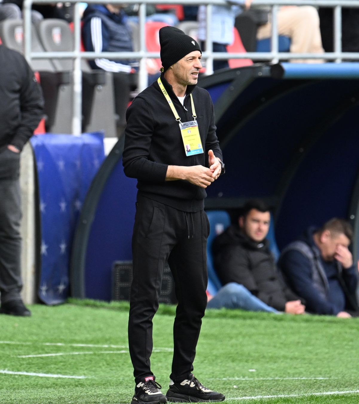 Secretul: nu plătești salariile   FC Argeș  e aproape de promovarea directă deși a jucat cinci luni fără să achite salariile și nu are stadion