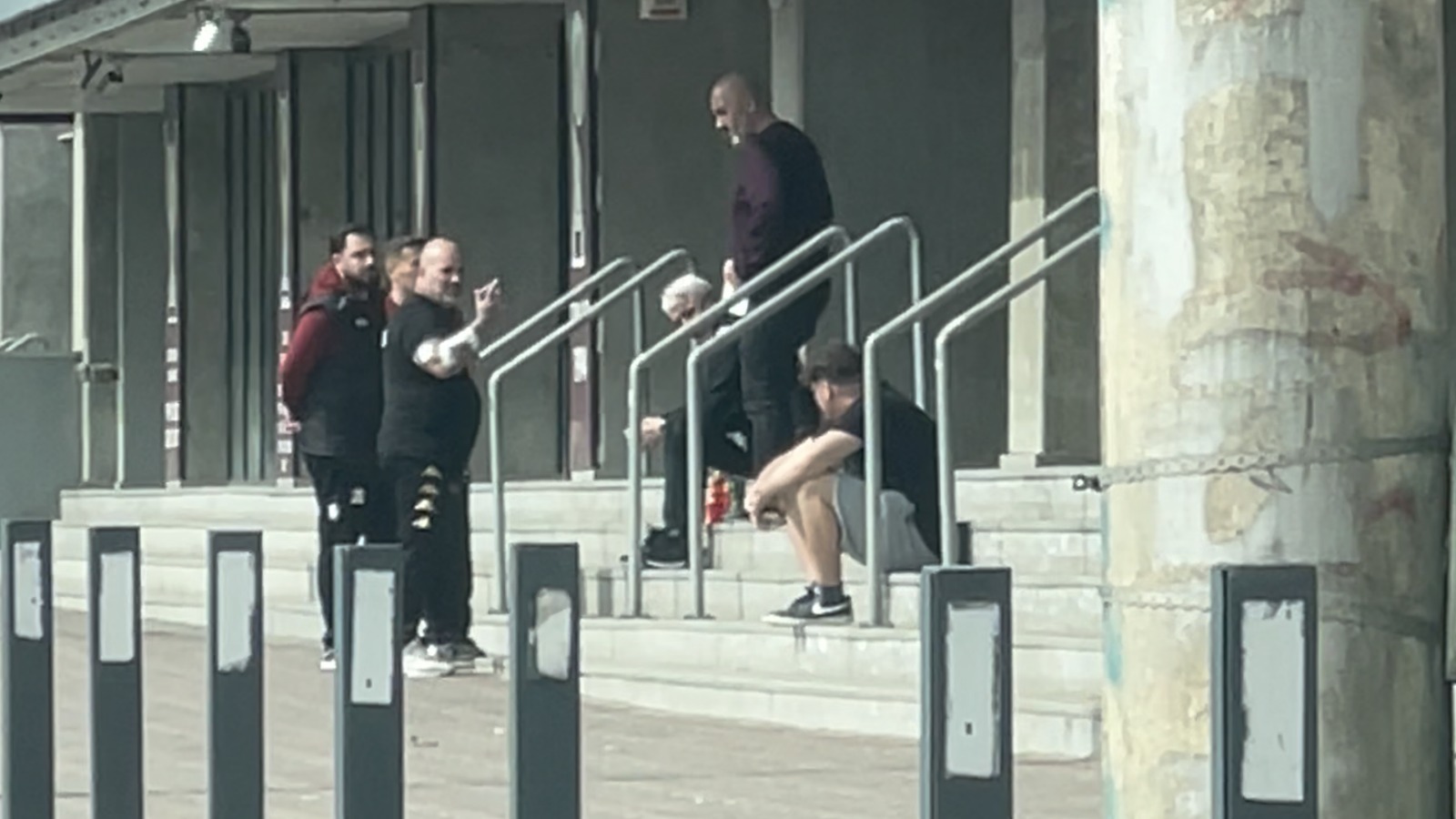 Șumudică, devastat. surprins plângând pe scările magazinului clubului, după moartea lui Boupendza (2).jpeg