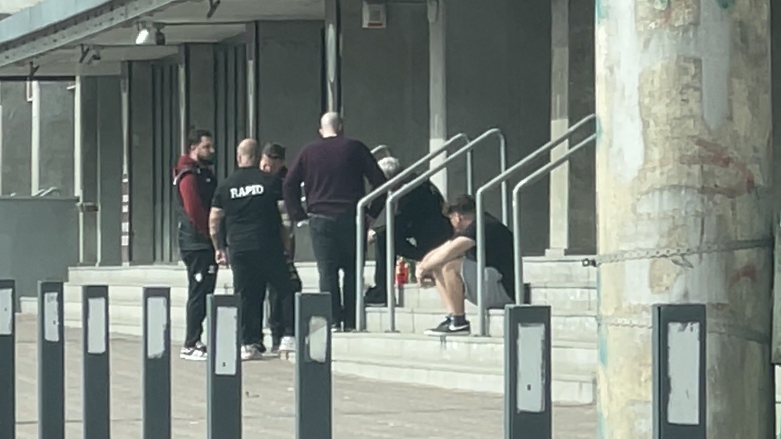 Șumudică, devastat. surprins plângând pe scările magazinului clubului, după moartea lui Boupendza (3).jpeg